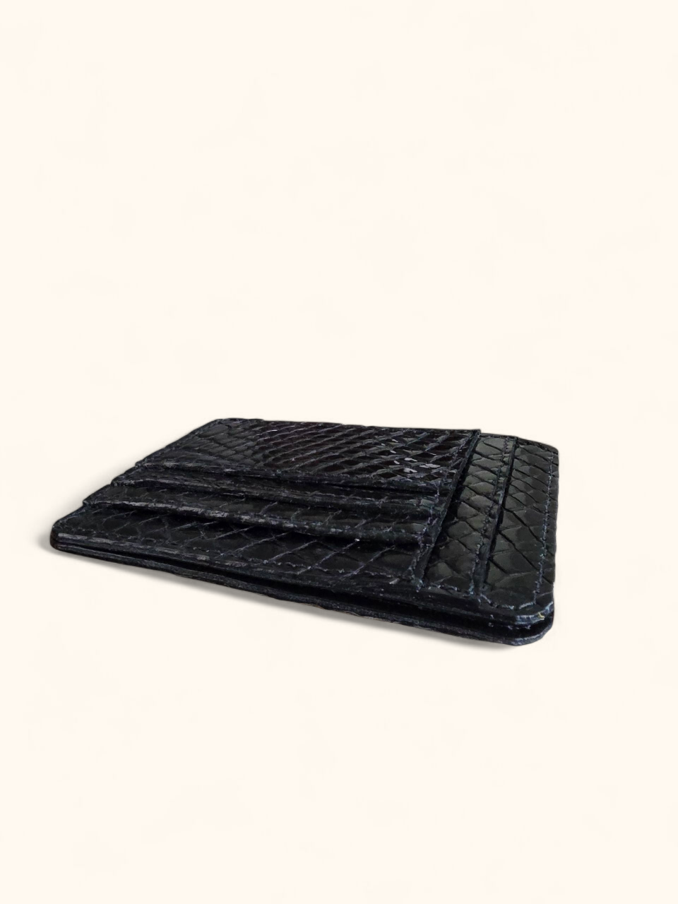 summit-selva-genuine-crocodile-leather-gloss-black-flank-card-holder-artisan-amazon-top.png