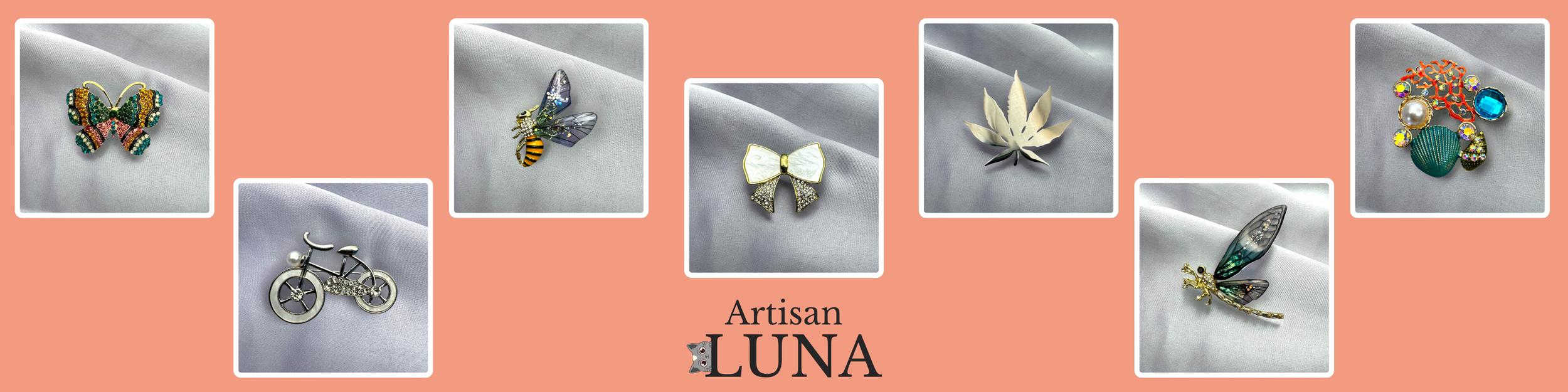 Verschiedene Schmuckbroschen in Form von Schmetterlingen, Bienen, Fahrrad, Blätter, Libelle, und weiteren Motiven auf grauem Stoff. Darunter steht der Text »Artisan Luna«. 
