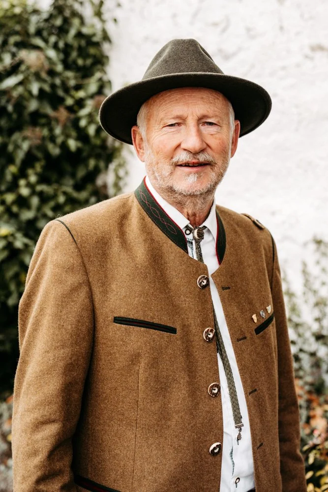 Silhouette einer Person vor hellem Hintergrund.