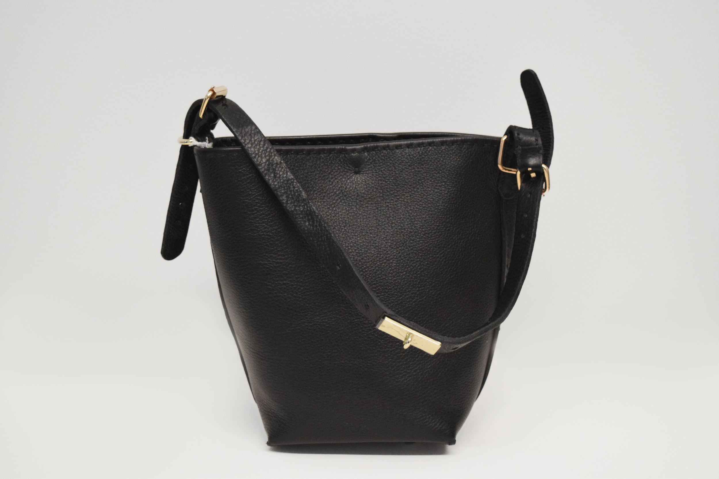 Small-black-purse-Bella-Caliche.png
