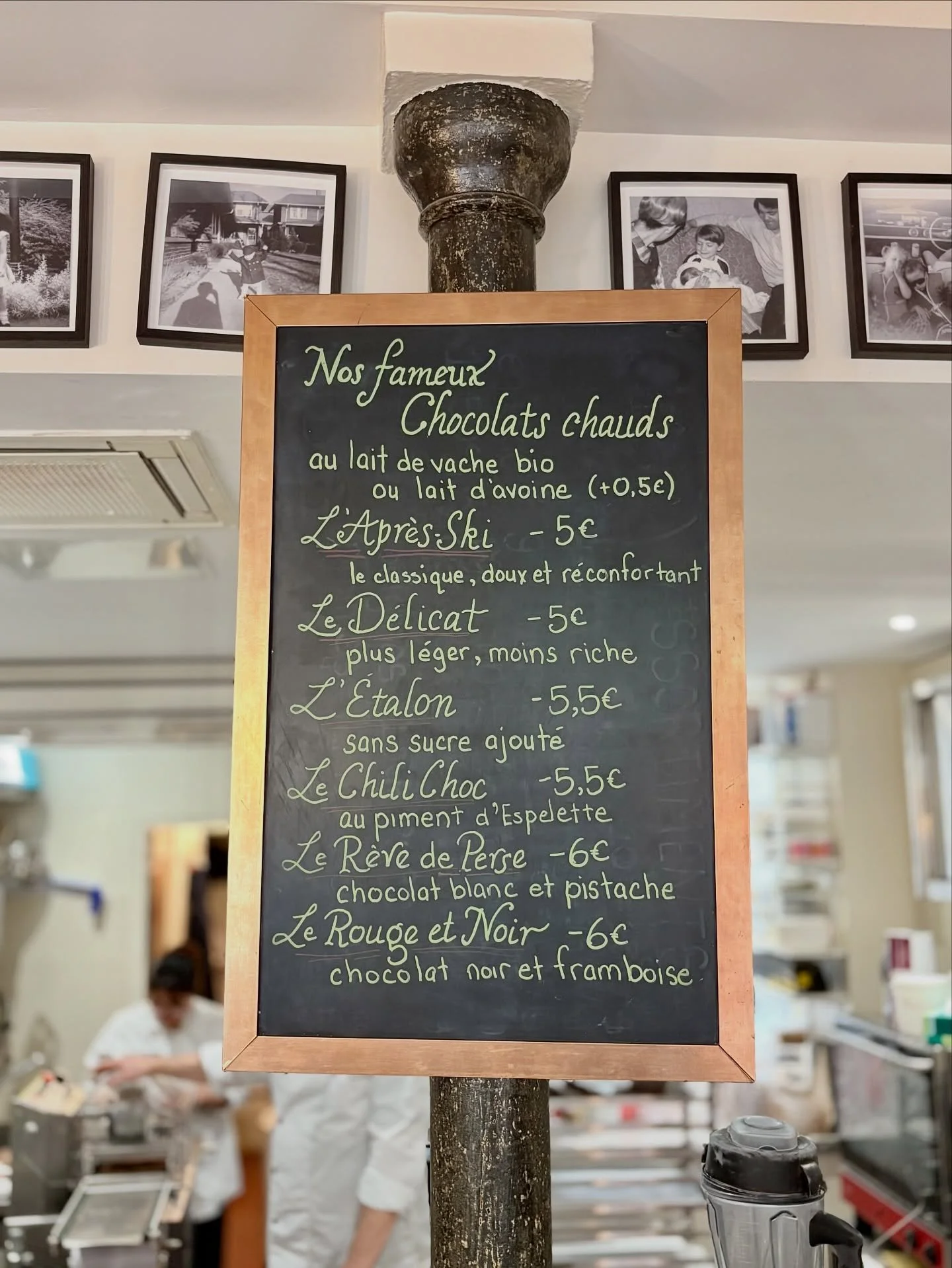 Les temp&eacute;ratures ont chut&eacute; &agrave; Paris, et nos chocolats chauds est de retour ! Chaque recette exprime une facette unique du cacao. Tous nos chocolats chauds sont pr&eacute;par&eacute;s &agrave; la main, devant vous, avec des chocola