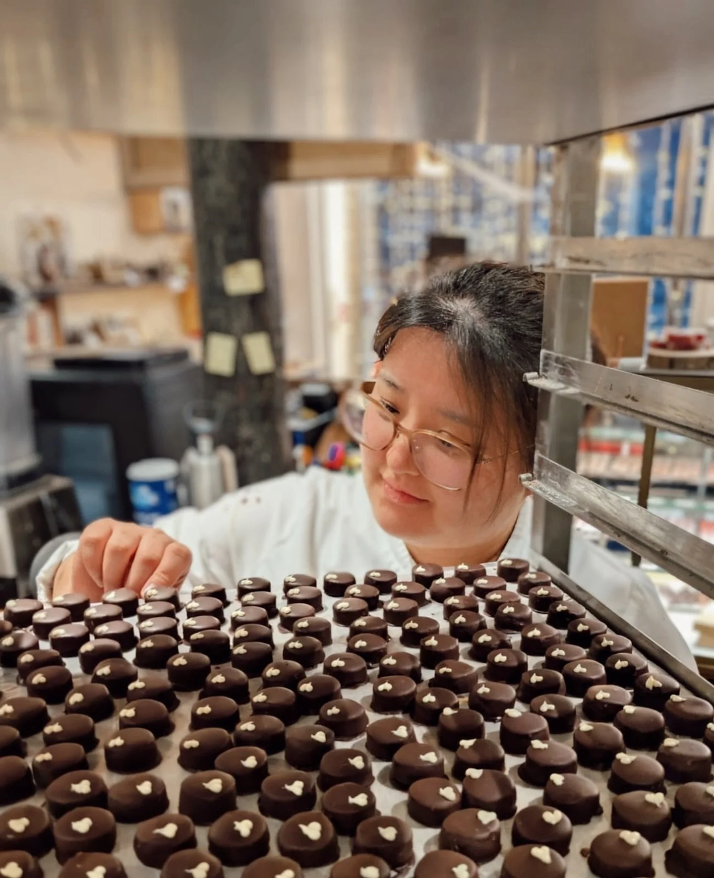 Have you tried our marzipan chocolates? They&rsquo;re freshly made with Christmas love! 🎄 

Avez-vous essay&eacute; nos chocolats &agrave; la p&acirc;te d&rsquo;amande ? Fait avec beaucoup d&rsquo;amour et de la magie de No&euml;l. 🎄 

#chocolatier