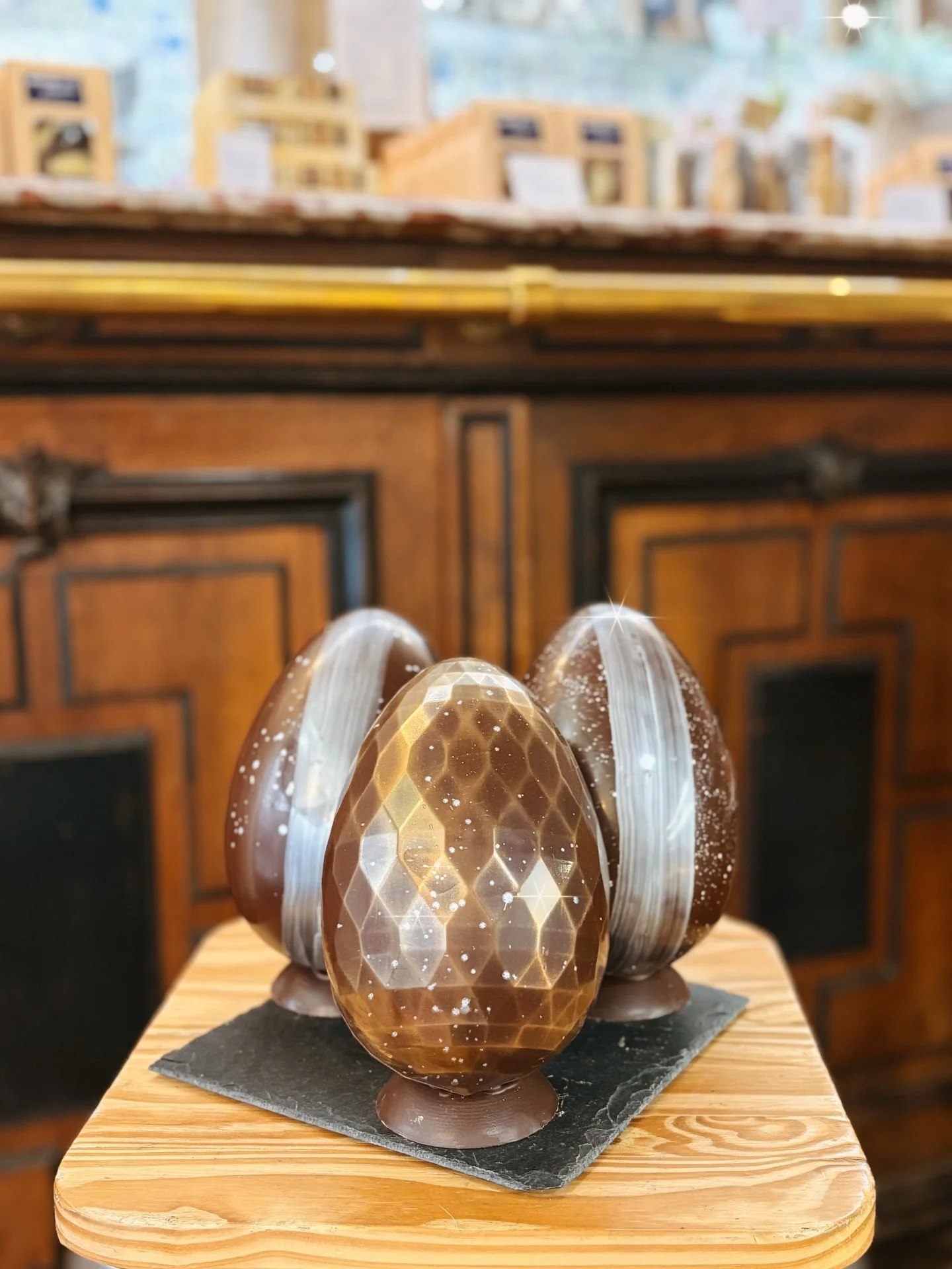 The shine on these Easter eggs is 😍✨ Their molded bases help them sit upright on your table setting. They&rsquo;ll look great anywhere, whether you choose gold or silver! Come into the shop to check them out, along with the rest of our Easter creati