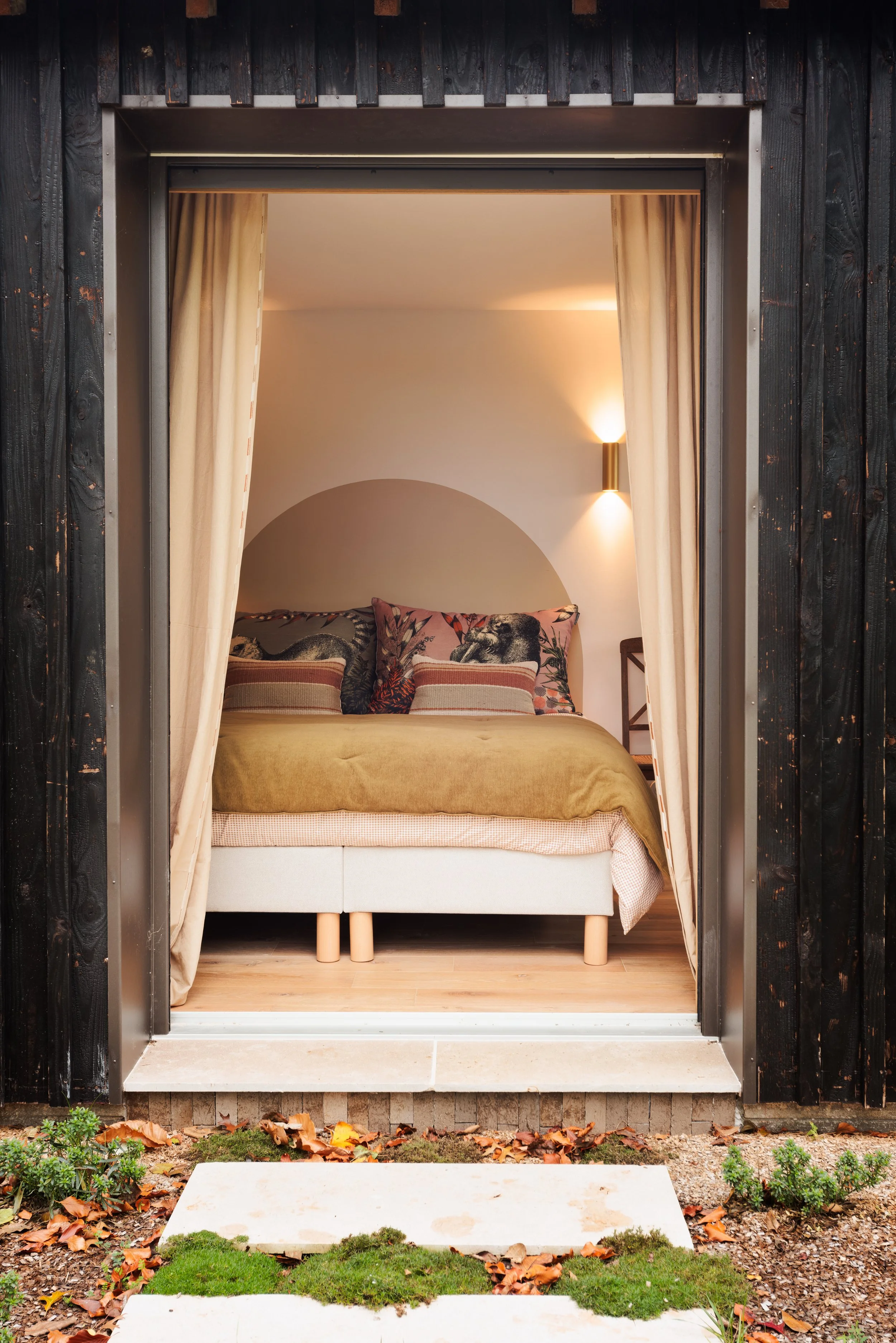 Vue depuis l'exterieur d'une chambre confortable, éclairage soignés, couleurs apaisantes