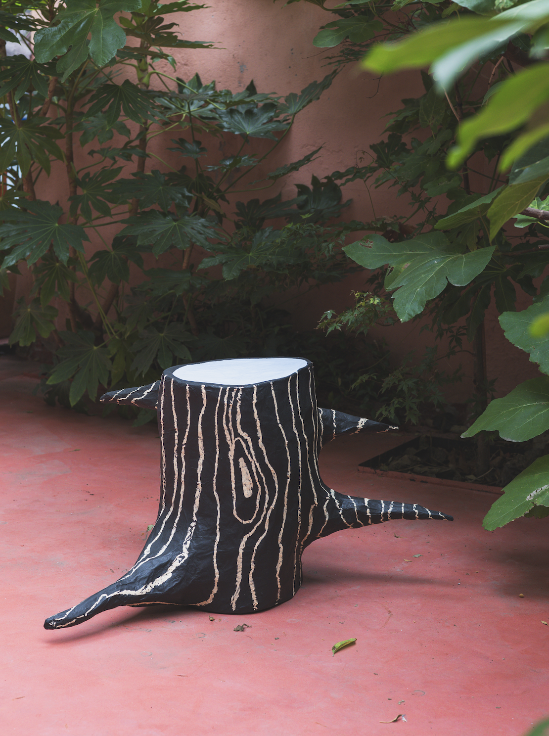 stronk, 2025 / papiermaché, acryl en oliepastel / 50x45 x 70cm