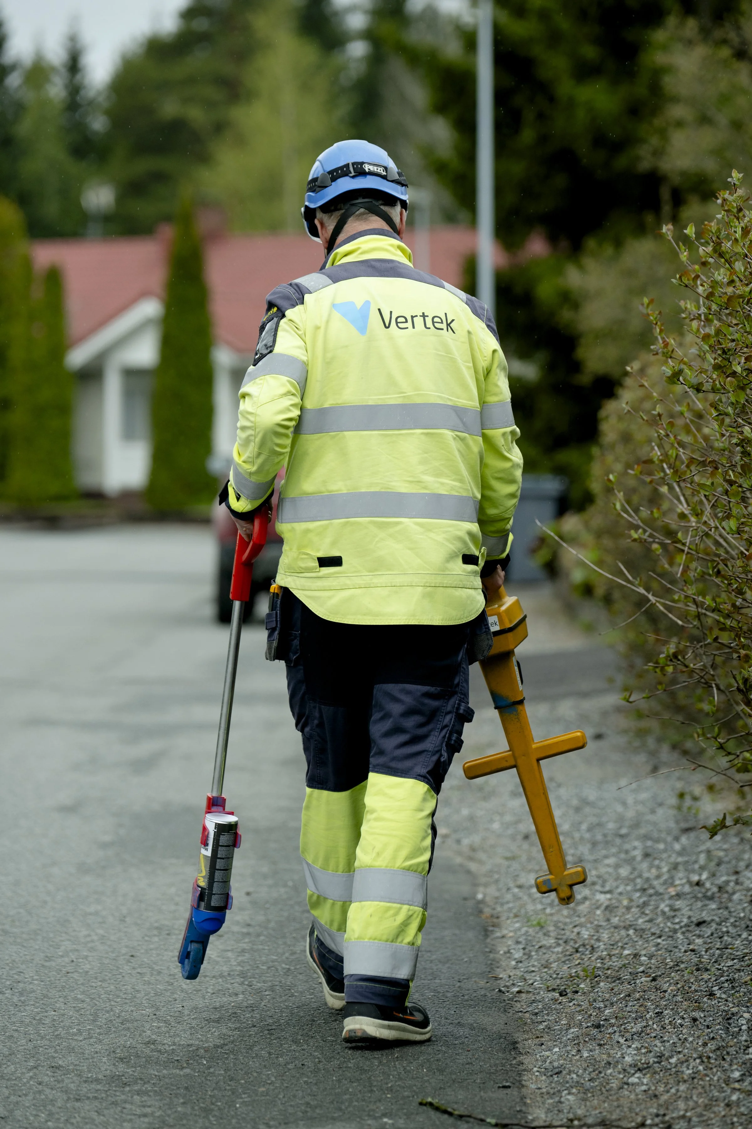 Vertekin työntekijä menossa tekemään kaivuunäyttöä