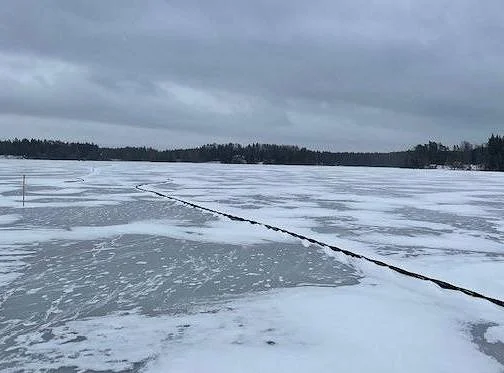 VSV Sähköverkko asentaa keskijännitekaapelia Laitilan Lankjärvellä  