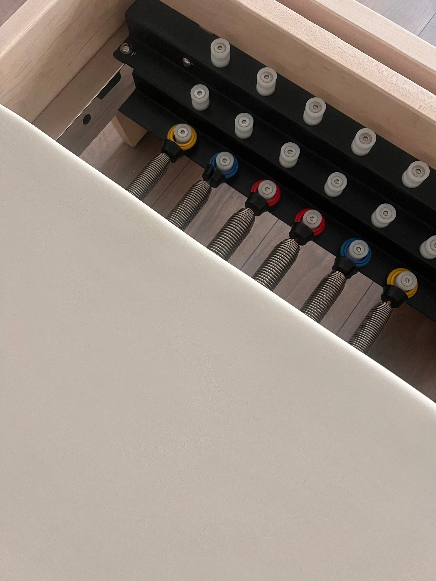 Détail de l’espace du Bloom Pilates Studio avec ambiance conviviale et design soigné, boutique pilates studio Lyon Est