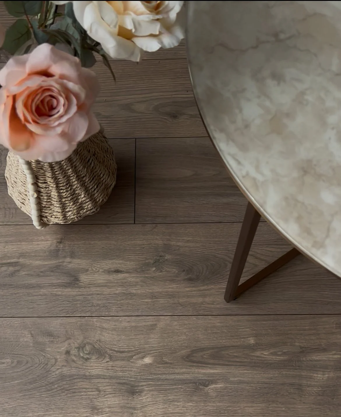 Détail du café au Bloom Pilates Studio avec table en marbre et fleurs naturelles, refined pilates studio ambiance