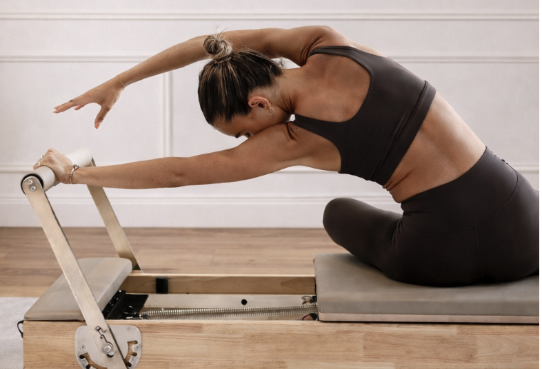 Cours de pilates reformer en petit groupe au Bloom Pilates Studio, small group reformer pilates Lyon Est