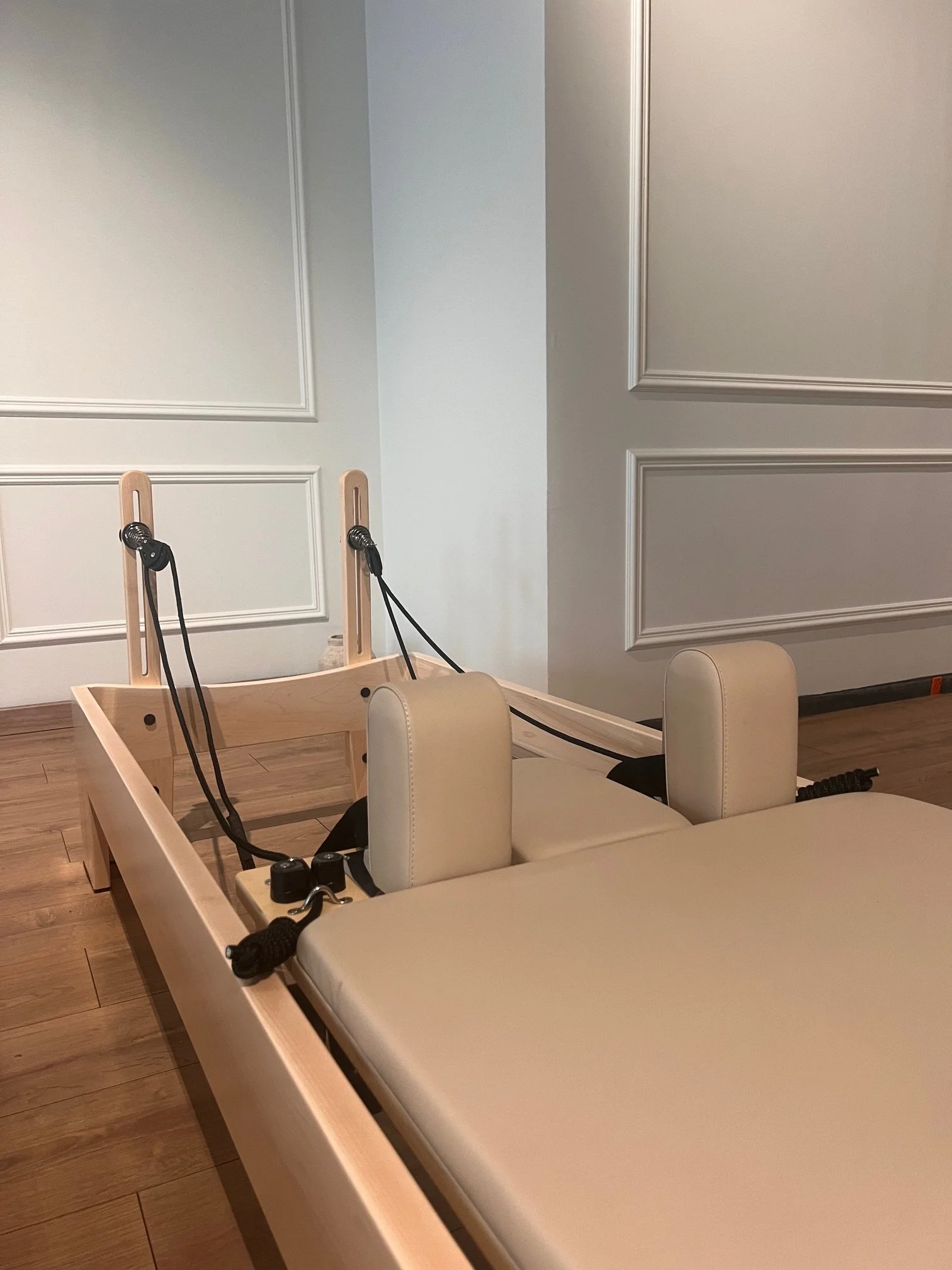 Reformer Pilates au Bloom Pilates Studio dans un espace lumineux et élégant, reformer pilates Lyon Est