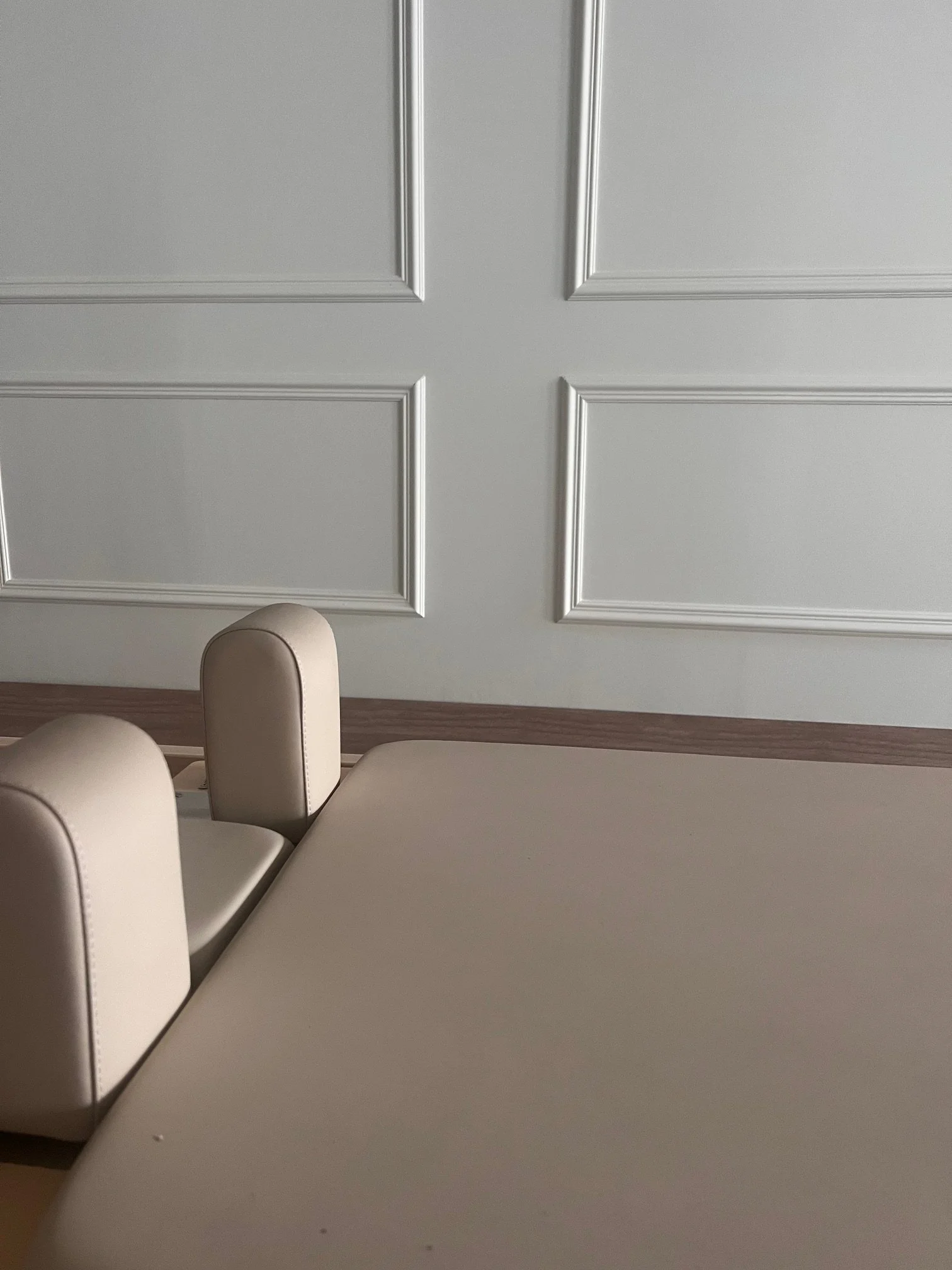 Détail du studio pilates haut de gamme et mobilier beige, elegant reformer pilates studio