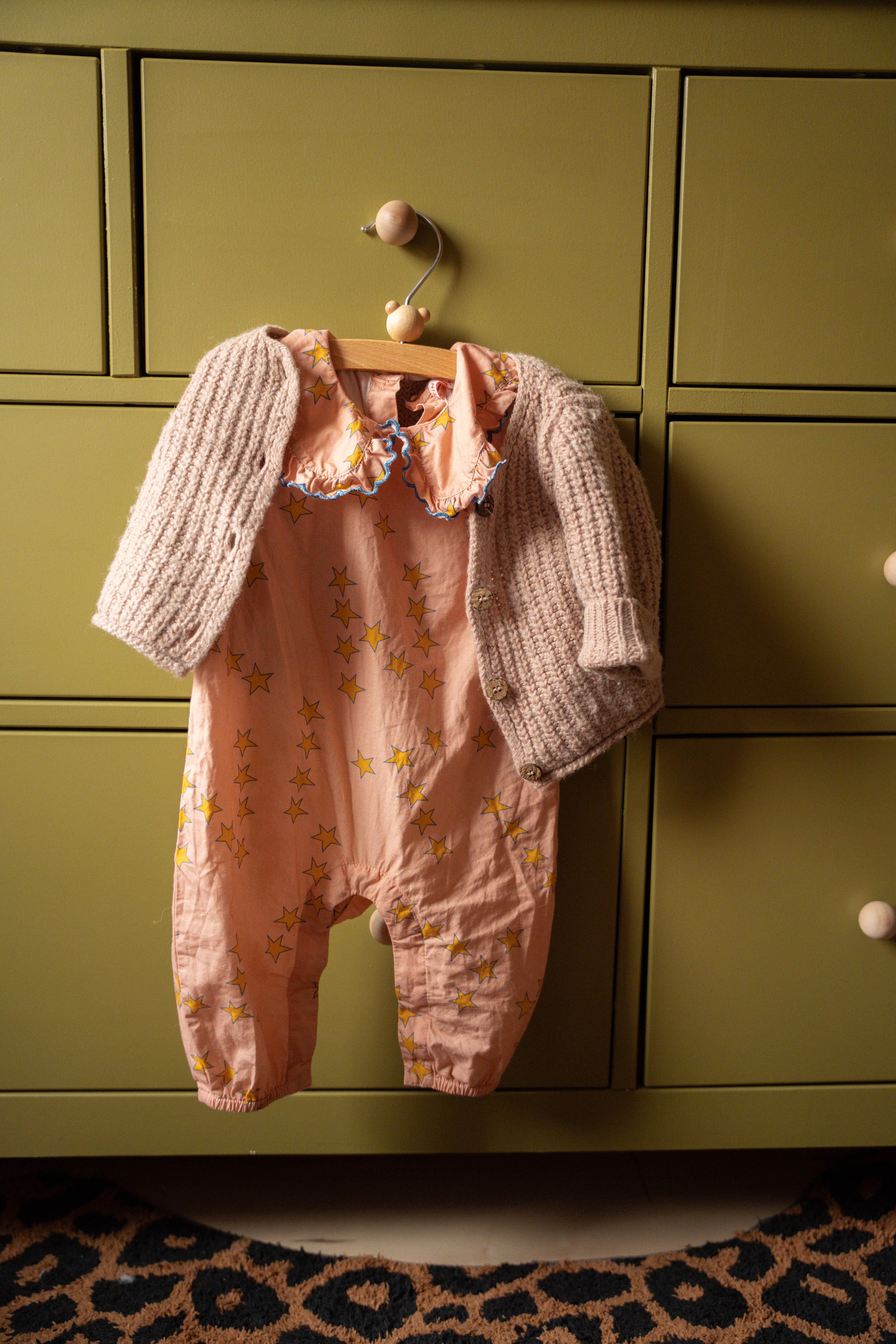 Detail van kleurrijke kinderkamer met groene commode en persoonlijke decoratie