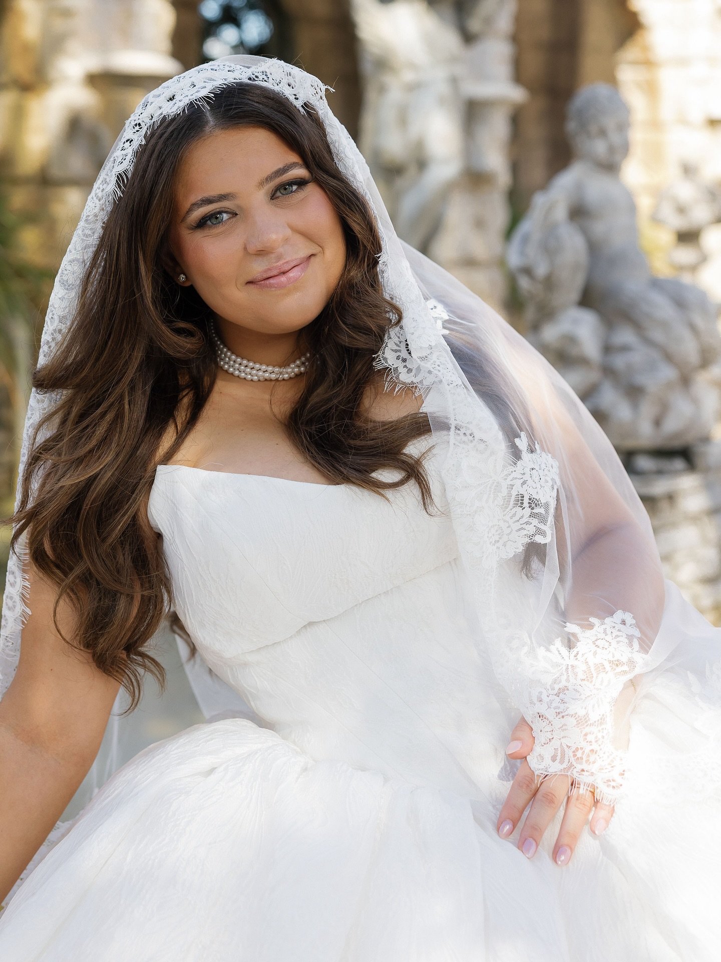 Our bride Lexi kept it classic with neutral tones that complement her features (and her dress) perfectly 🤍

2026 brides, link in bio to inquire! 

#makeupinspo #bridesinspo #luxurywedding #weddingdaydetails #bridetobe #destinationbride #floridabride