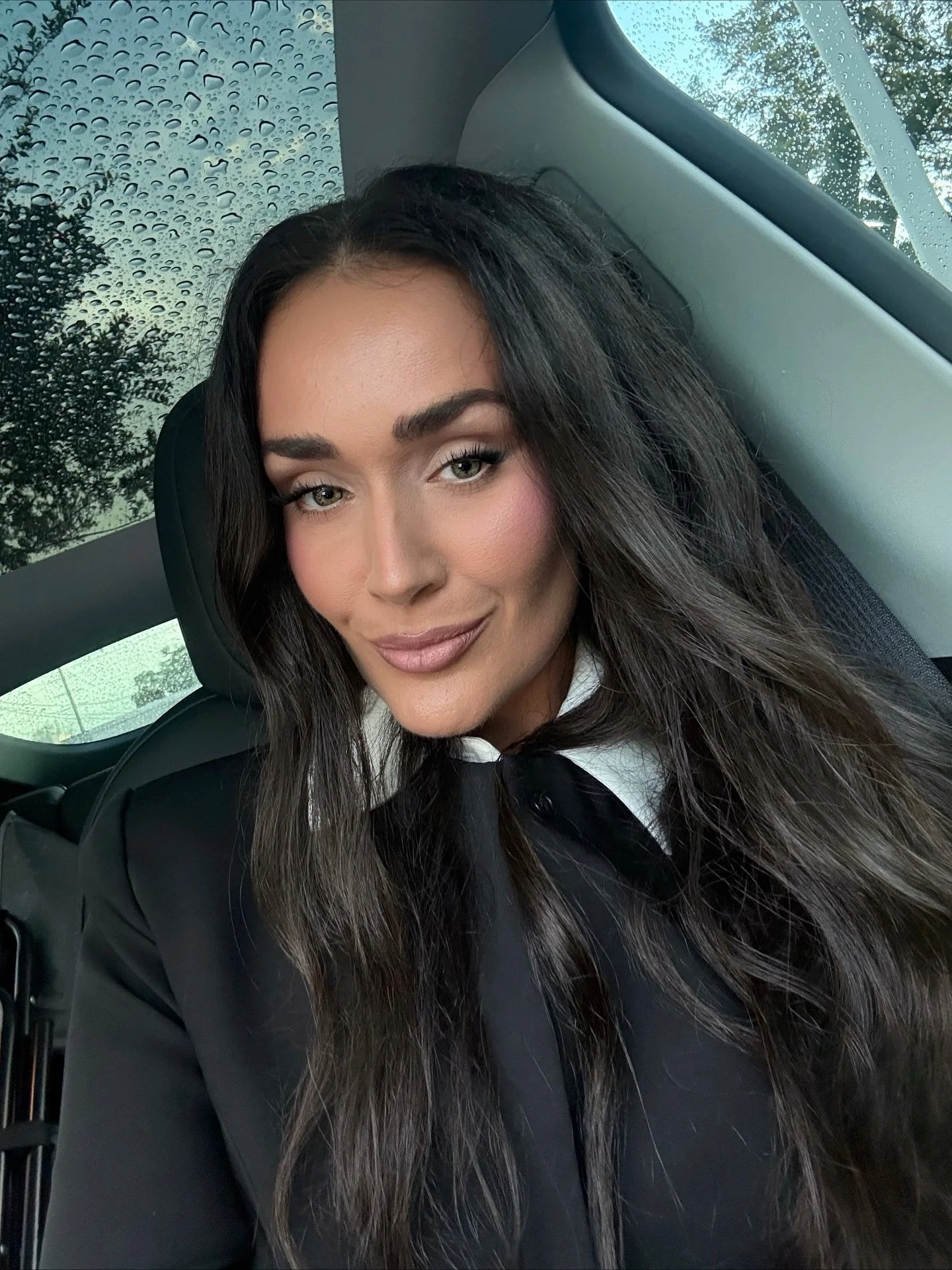 recap of work + life lately 🫶🏼

feeling overwhelmed with gratitude for all the opportunities to work, travel, and grow my artistry in the month of October 🎃 

1- selfie on the way to a dinner for @amberjennasglamco 
2- bts of an early 2000&rsquo;s