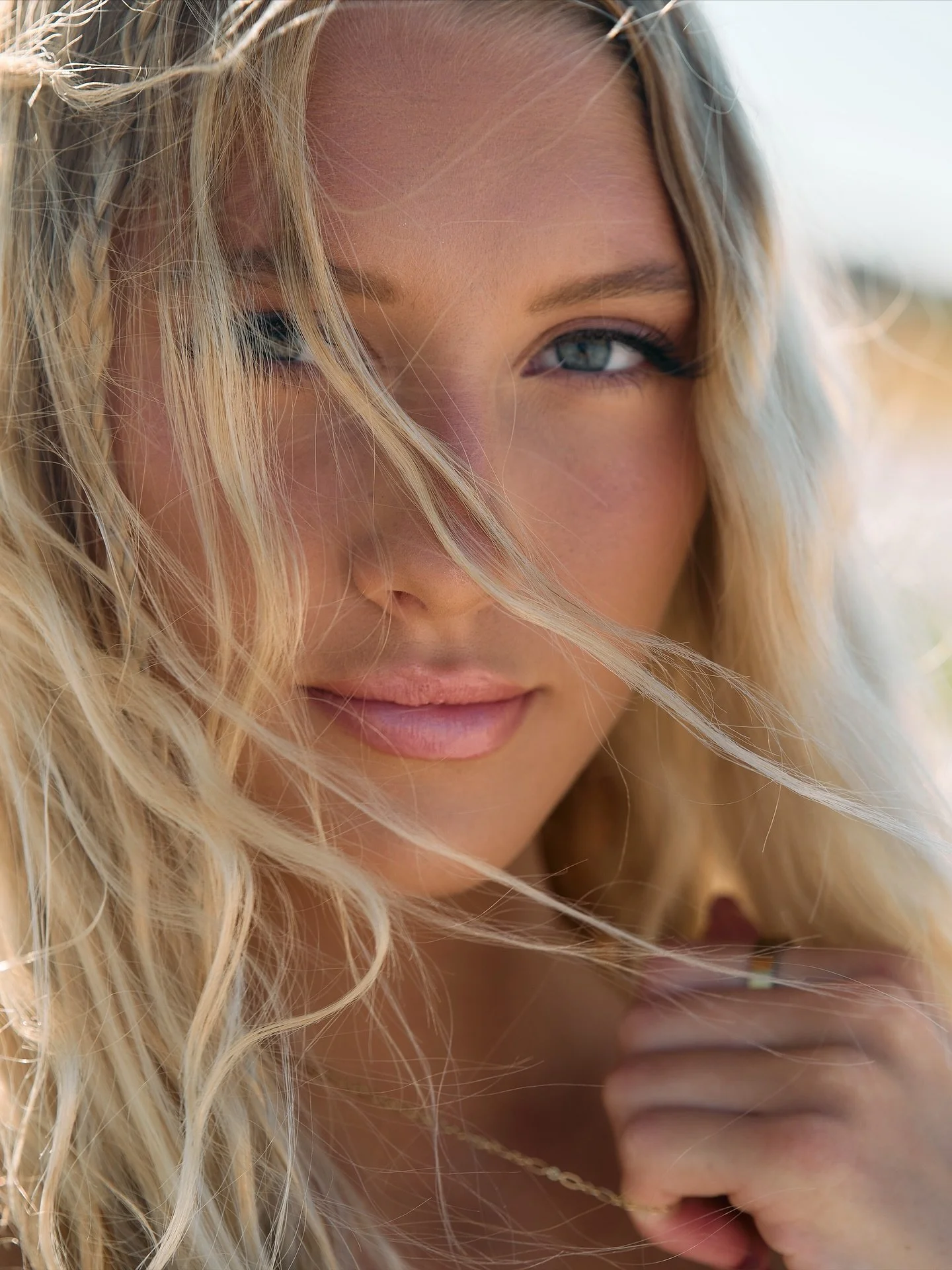 Beach babe alert! 

We created bella hadid inspired makeup with effortless beach waves on this absolute beauty. Which was absolutely *chef&rsquo;s kiss* 

Photos by the talented @emilysidneyphotos 🤍

#tampamakeupartist #tampabeauty #tampamua #stpete