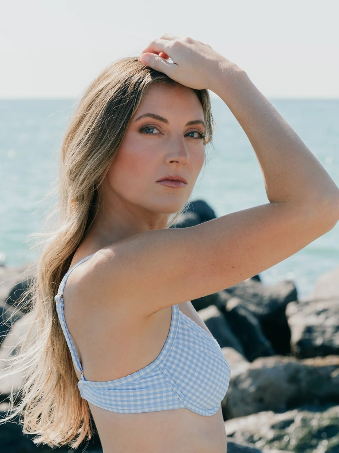 Soft glam for @erinnkay_ &lsquo;s modeling shoot 🤍

Seamless skin and soft definition that photographs beautifully in the studio and on the beach! 

@amberjennasmakeup | Editorial Makeup Artist

#tampamakeupartist #floridamakeupartist #softglam #sof