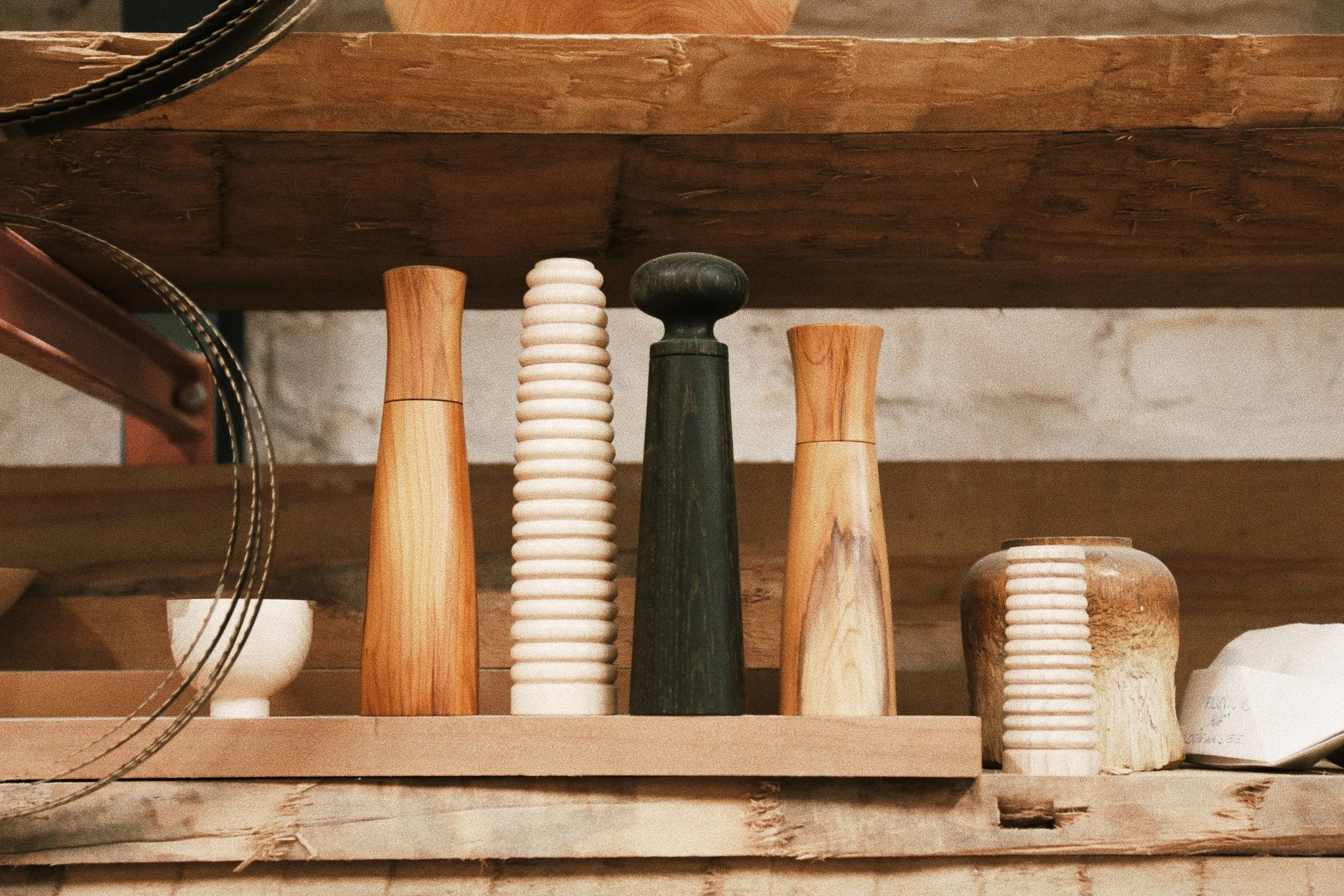 Verschiedene Holz- und Keramikvasen auf einer Holzkiste
