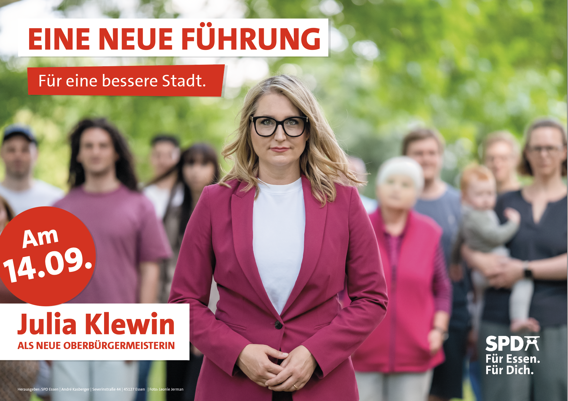 Plakat für eine Wahlkampagne der SPD mit einem Foto von Julia Klewin, umgeben von Menschen, bei dem sie die neue Oberbürgermeisterin wird, mit roter und weißer Gestaltung und Text in Deutsch.