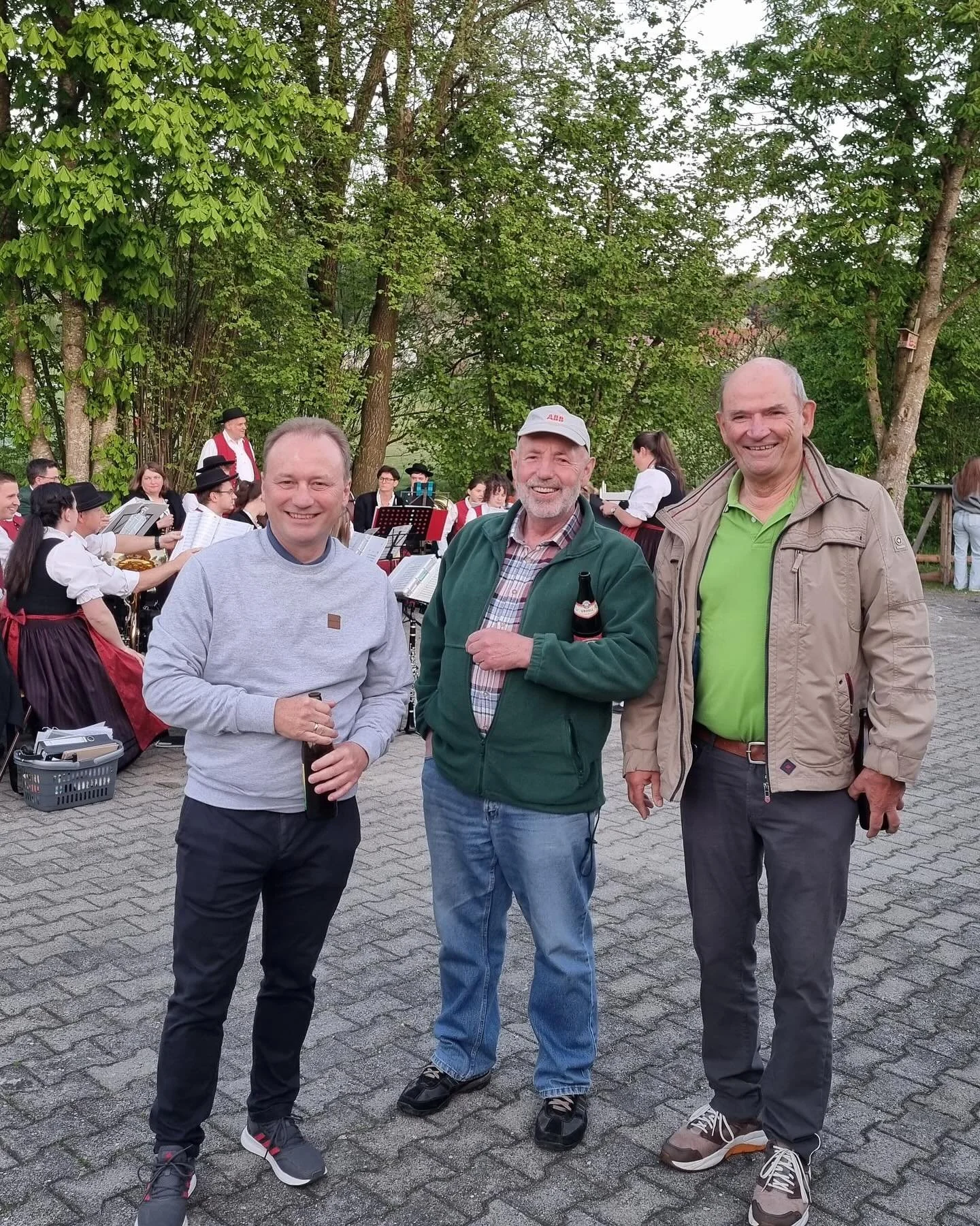 B&uuml;rgermeister Klaus F&ouml;rster und Stadtrat Franz Kaufmann besuchten ihren Kollegen Reinhold Eckl auf der Maibaumfeier beim Sch&uuml;tzenheim Kreuzanger. Danach ging es weiter zur Veranstaltung nach Reinhartshausen, wo die Beiden von Stadtr&au
