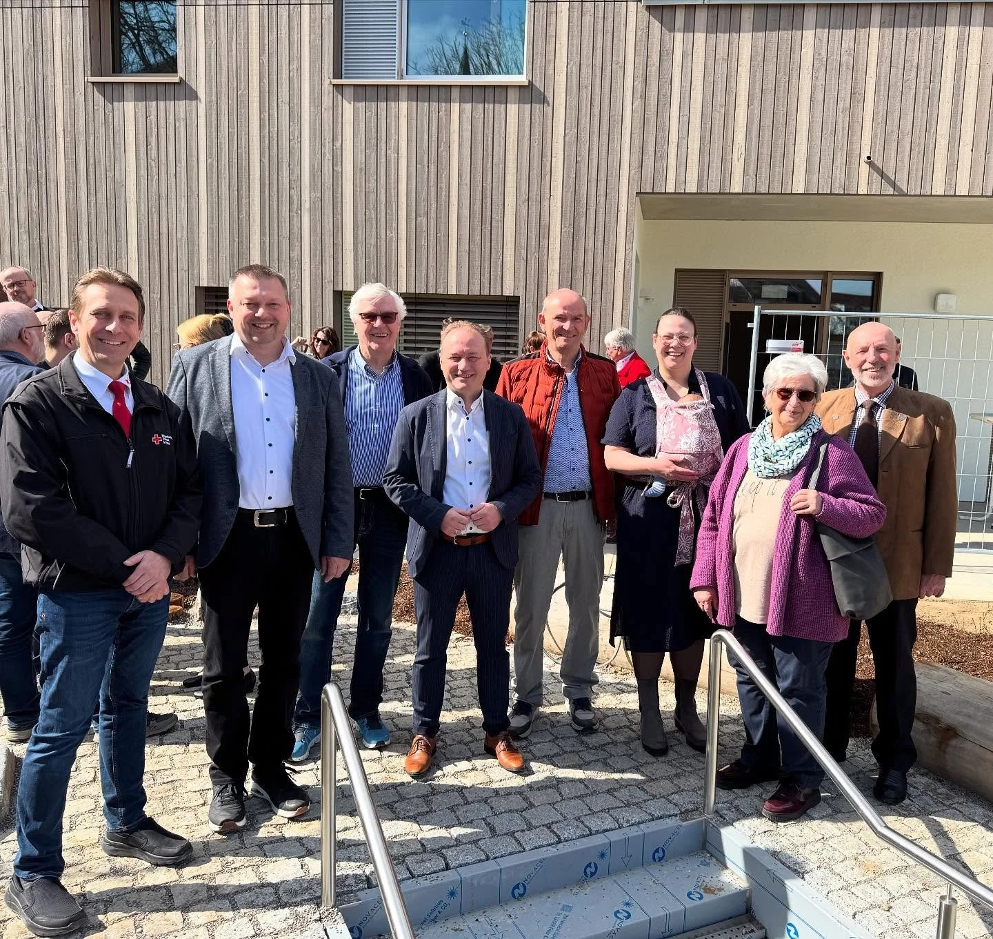 Er&ouml;ffnung Kita Wasserschloss

Vergangenen Samstag wurde die Kita &ldquo;Wasserschloss&rdquo; offiziell eingeweiht. Die Kinder werden bereits seit dem 7. Januar 2025 dort betreut.

Die siebengruppige Einrichtung, unter Tr&auml;gerschaft des Roten