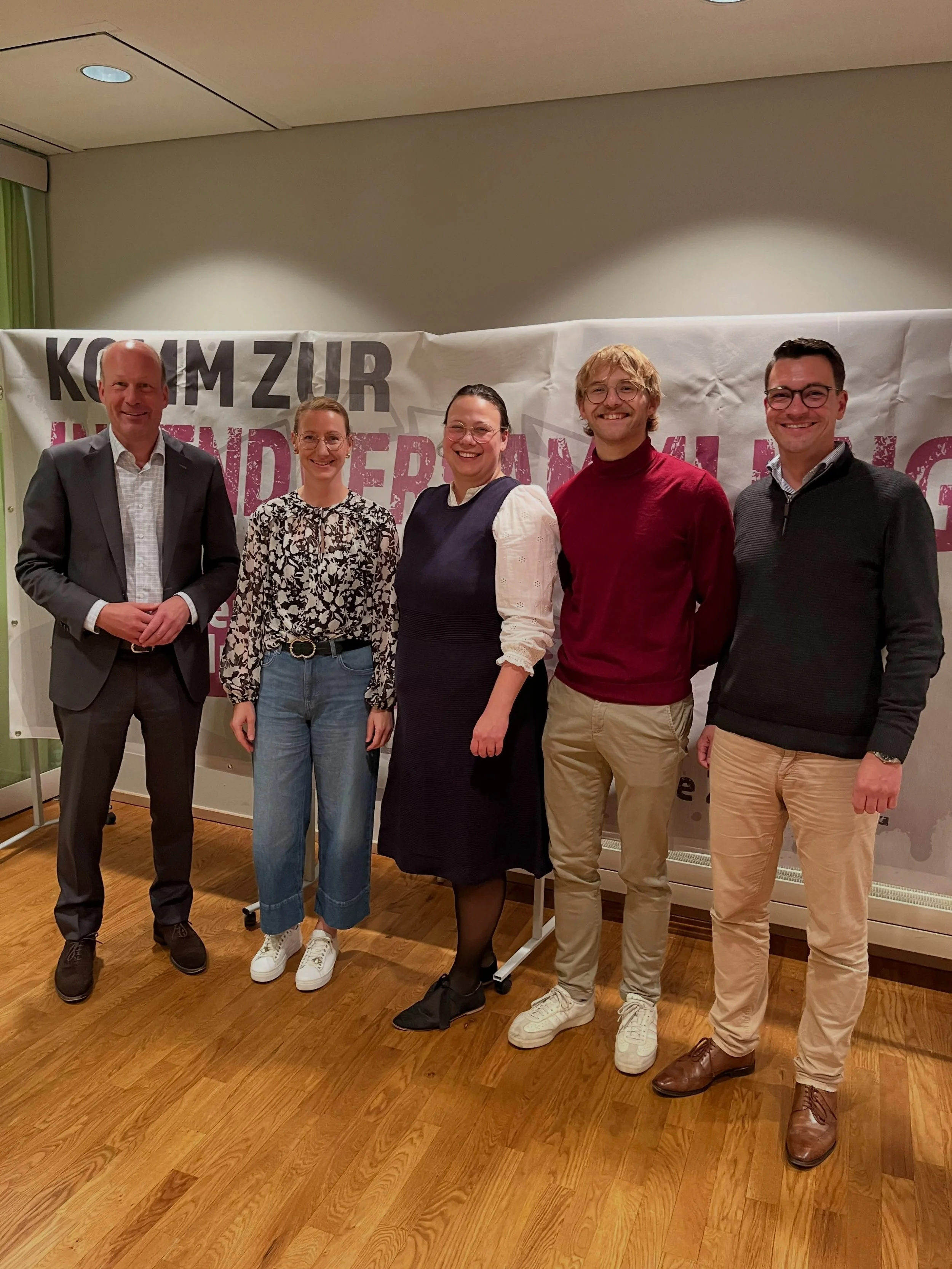Treffen der Jugendbeauftragten im Landratsamt mit Landrat Martin Sailer und Staatsminister f&uuml;r Jugend und Demokratie Manuel Knoll, MdL. F&uuml;r Bobingen waren wir dabei von links nach rechts: neben Landrat Martin Sailer, Elisabeth Kugelmann, Mi