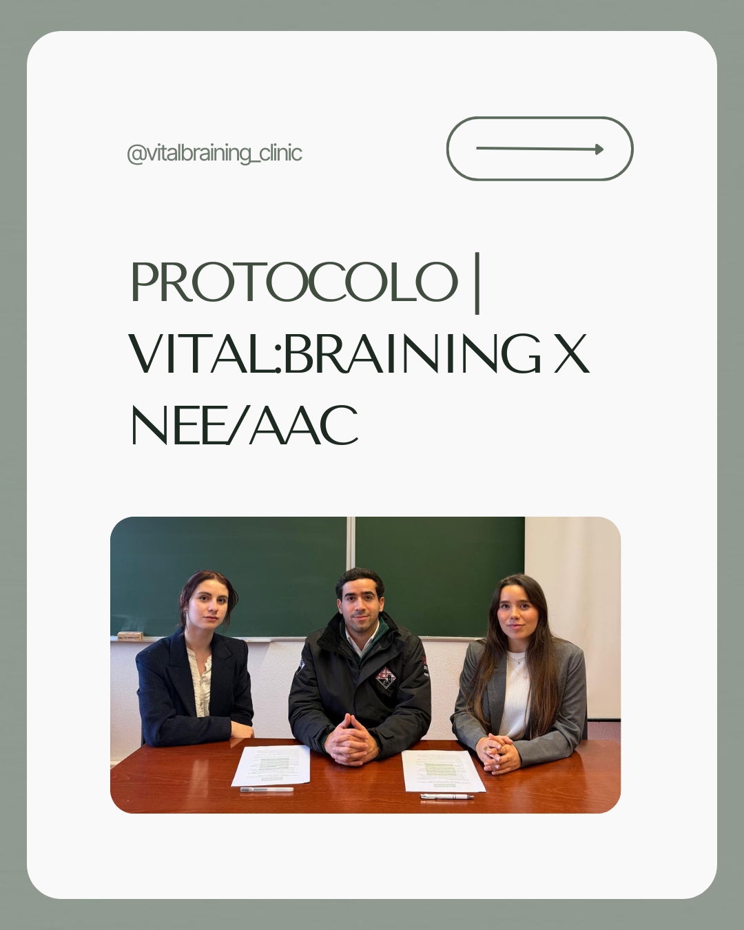Imagem com três pessoas sentadas em uma mesa de madeira, com papéis à frente, frente a um quadro-negro, e uma explicação do protocolo de um processo de avaliação ou tratamento chamado NEE/AAC na parte superior da imagem.