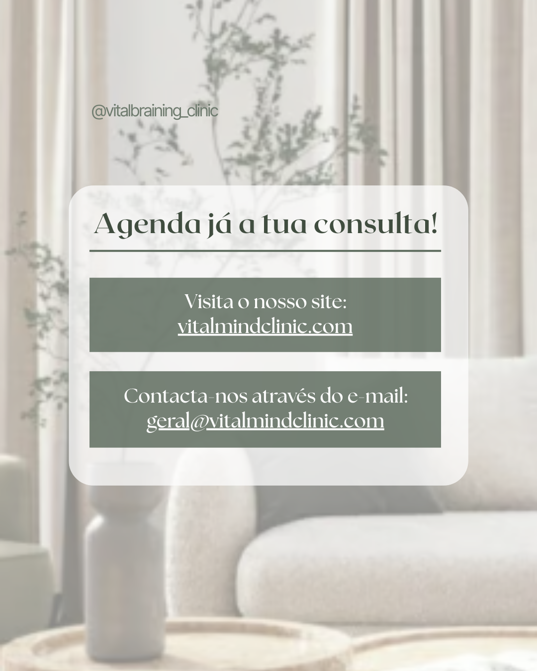 Convite para agendamento de consultas na clínica Vital Mind, com endereço de site e e-mail para contato, apresentado sobre fundo de uma sala de estar com cortinas, vaso de plantas e sofá.