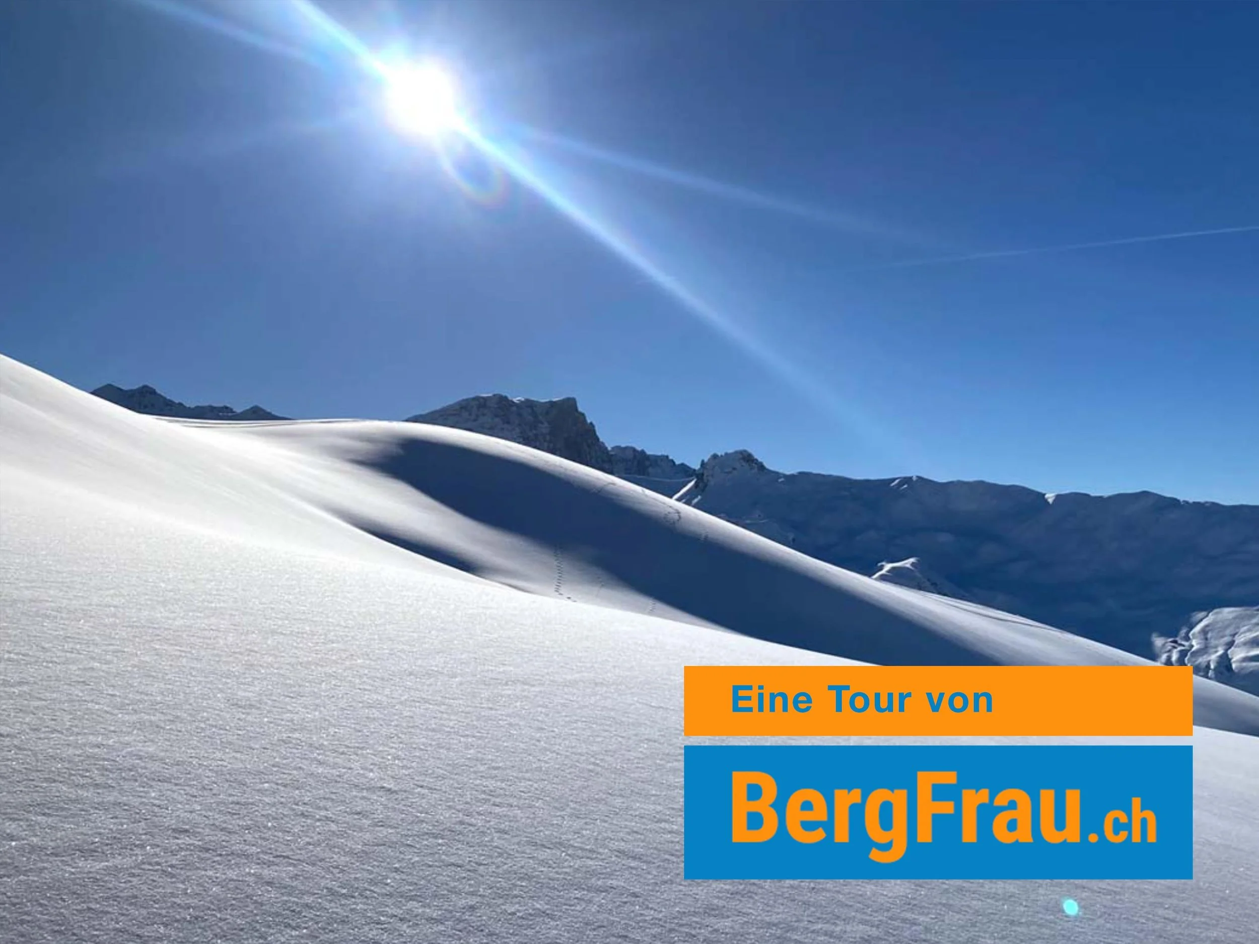 Schneebedeckte Berge unter blauem Himmel mit Wolken, Text über das Bild: 'Eine Tour von BergFrau.ch'.