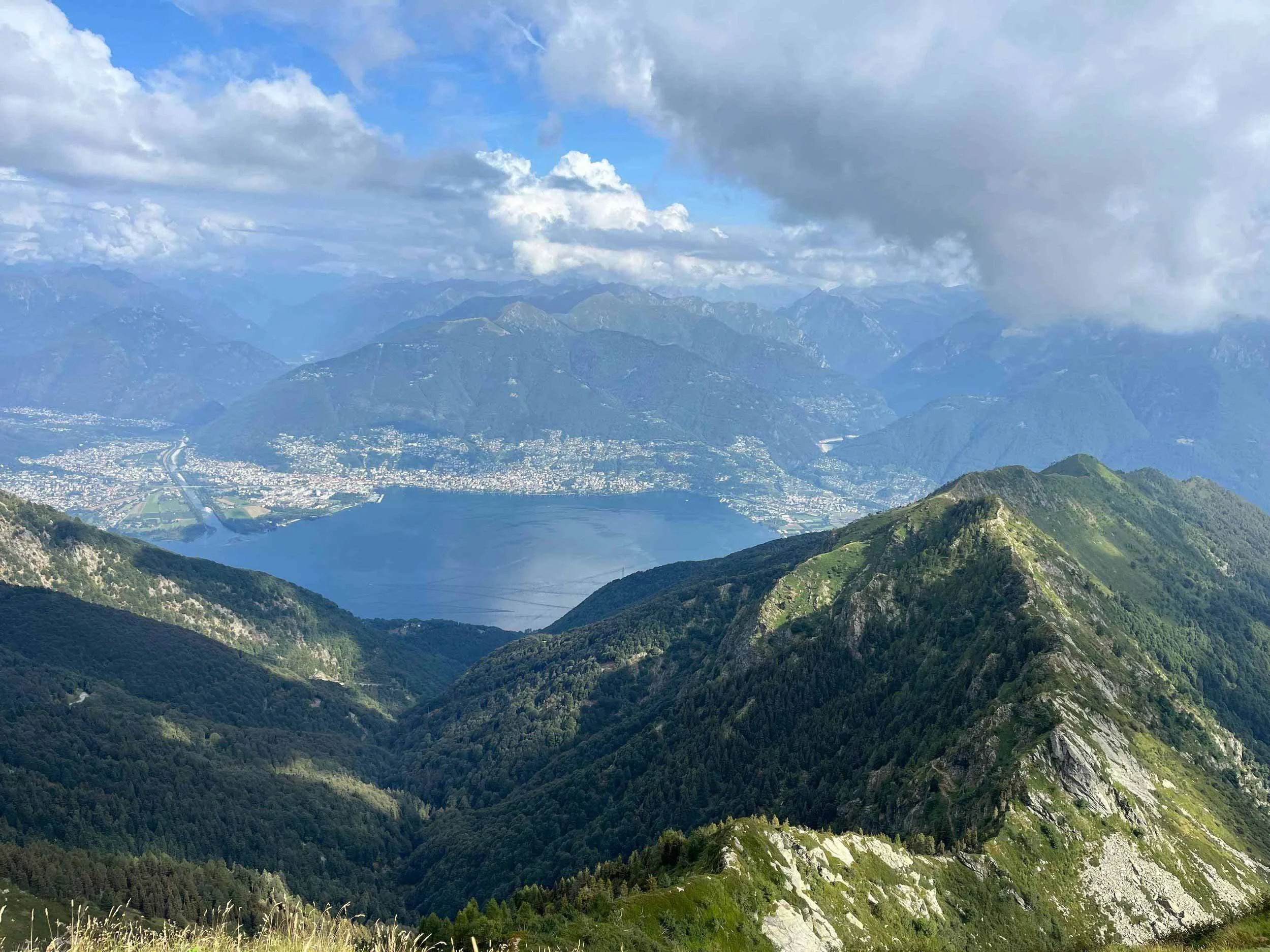 Berglandschaft mit Wolken, Seen und Wäldern