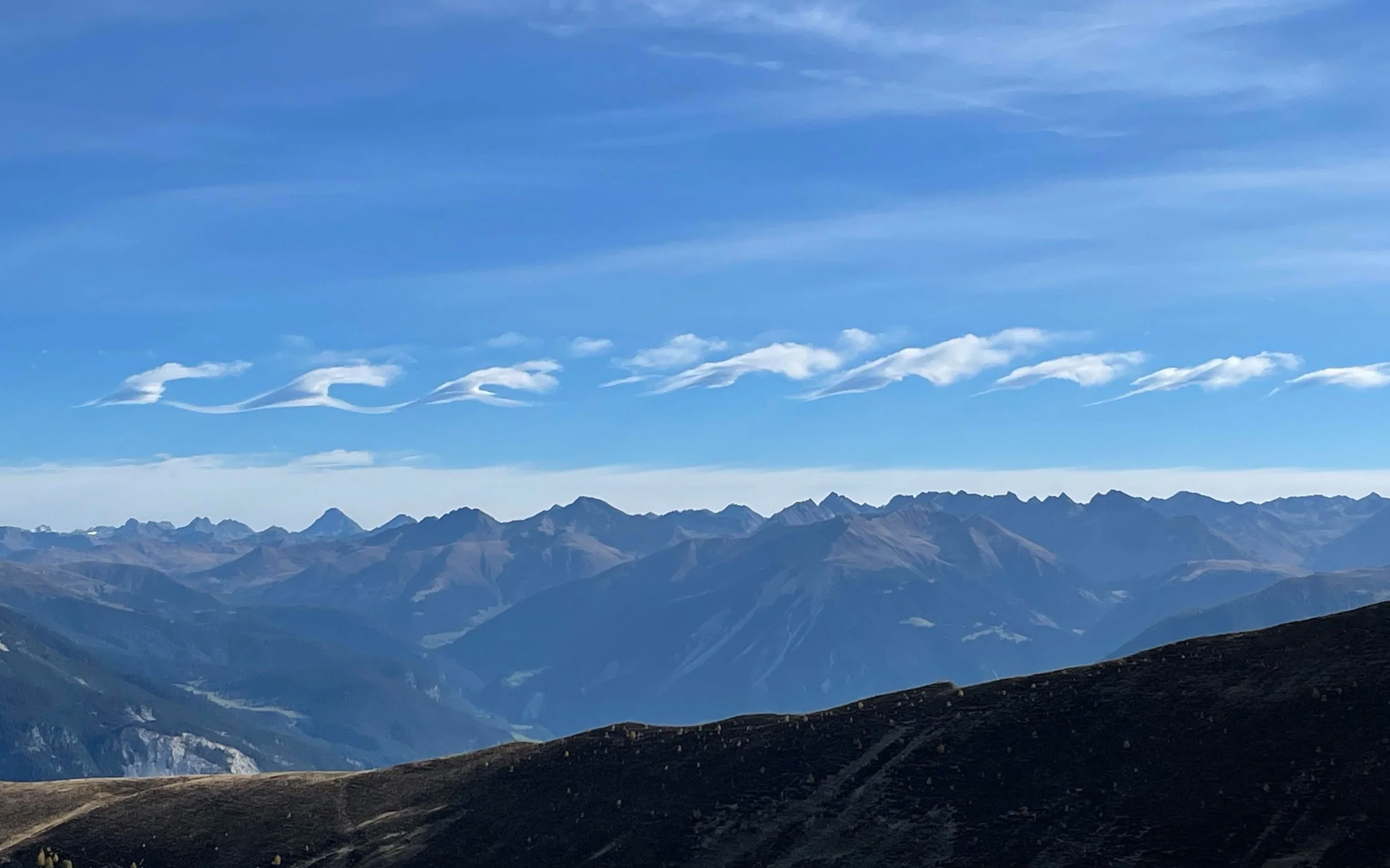 Bergkette mit klaren blauen Himmel und Wolken pattern