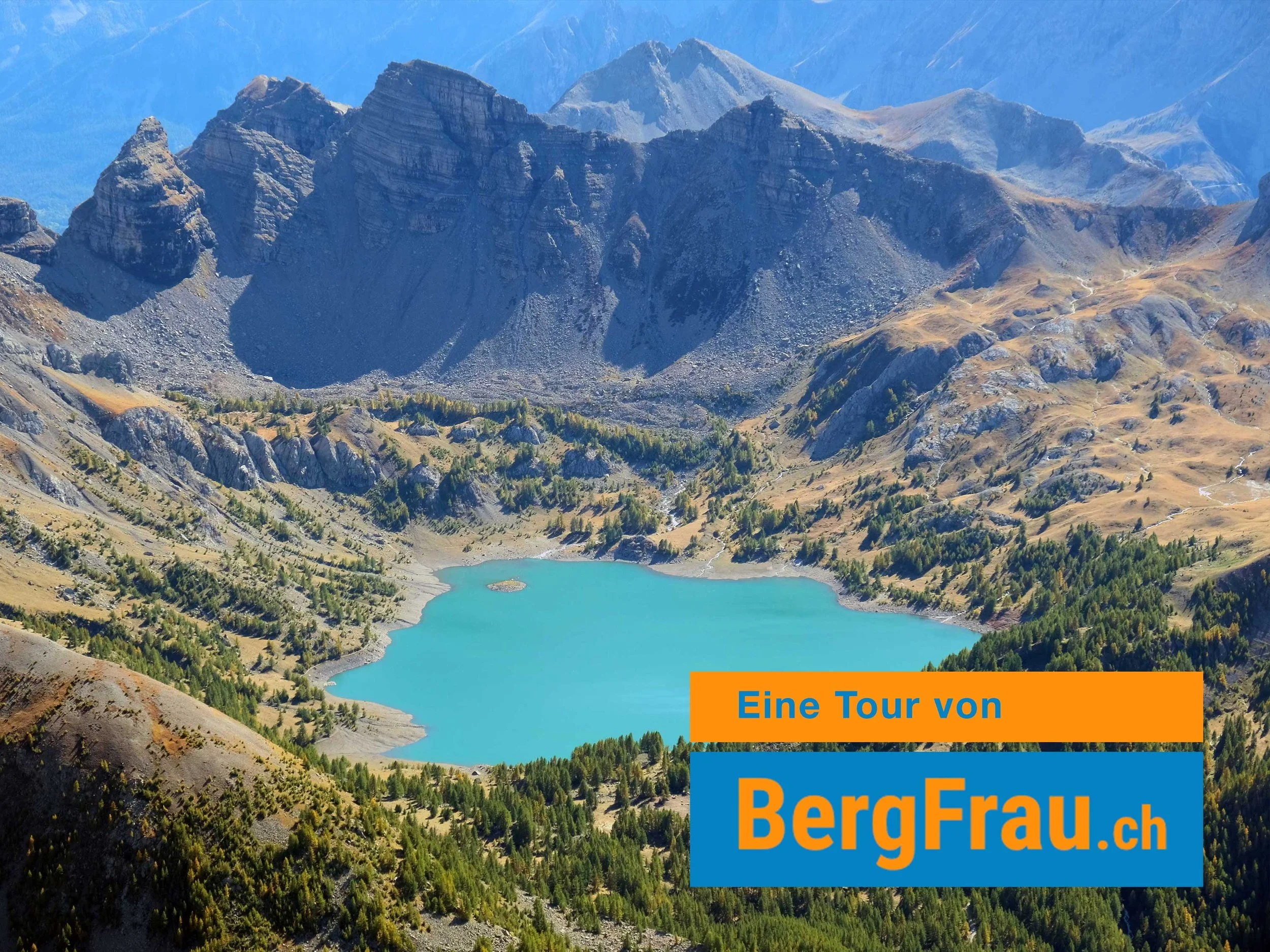 Bergsee in den Alpen mit umliegenden Bergen und Wäldern, im Vordergrund grüne Bäume, im Hintergrund felsige Berge.
