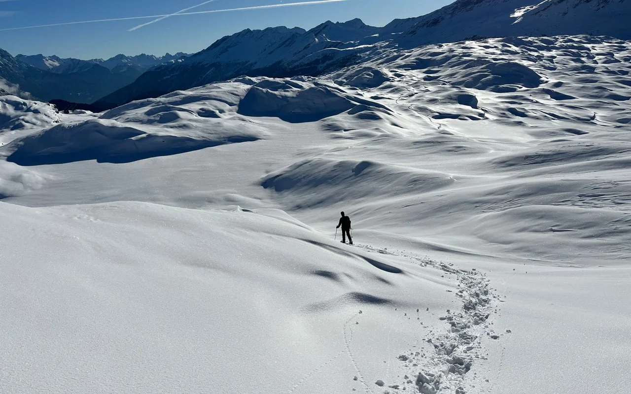 Skiläufer in der verschneiten Winterlandschaft der Berge