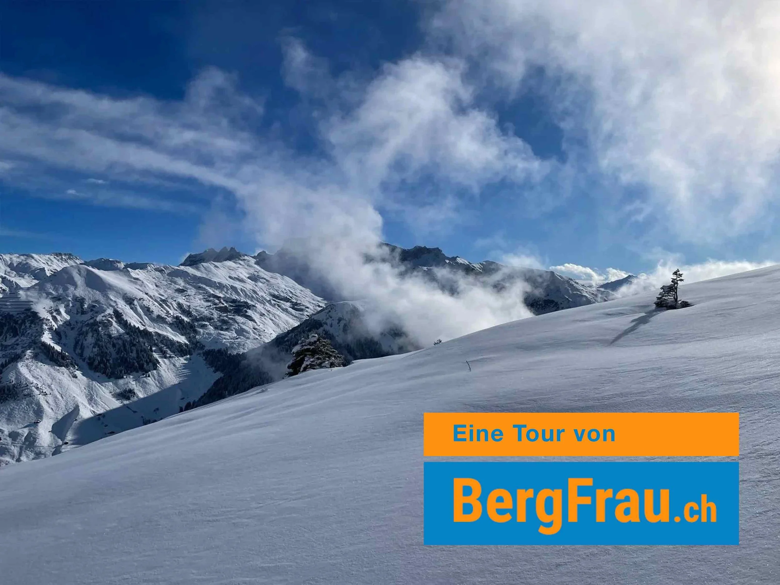 Schneebedeckte Berge unter blauem Himmel mit Wolken, Text über das Bild: 'Eine Tour von BergFrau.ch'.