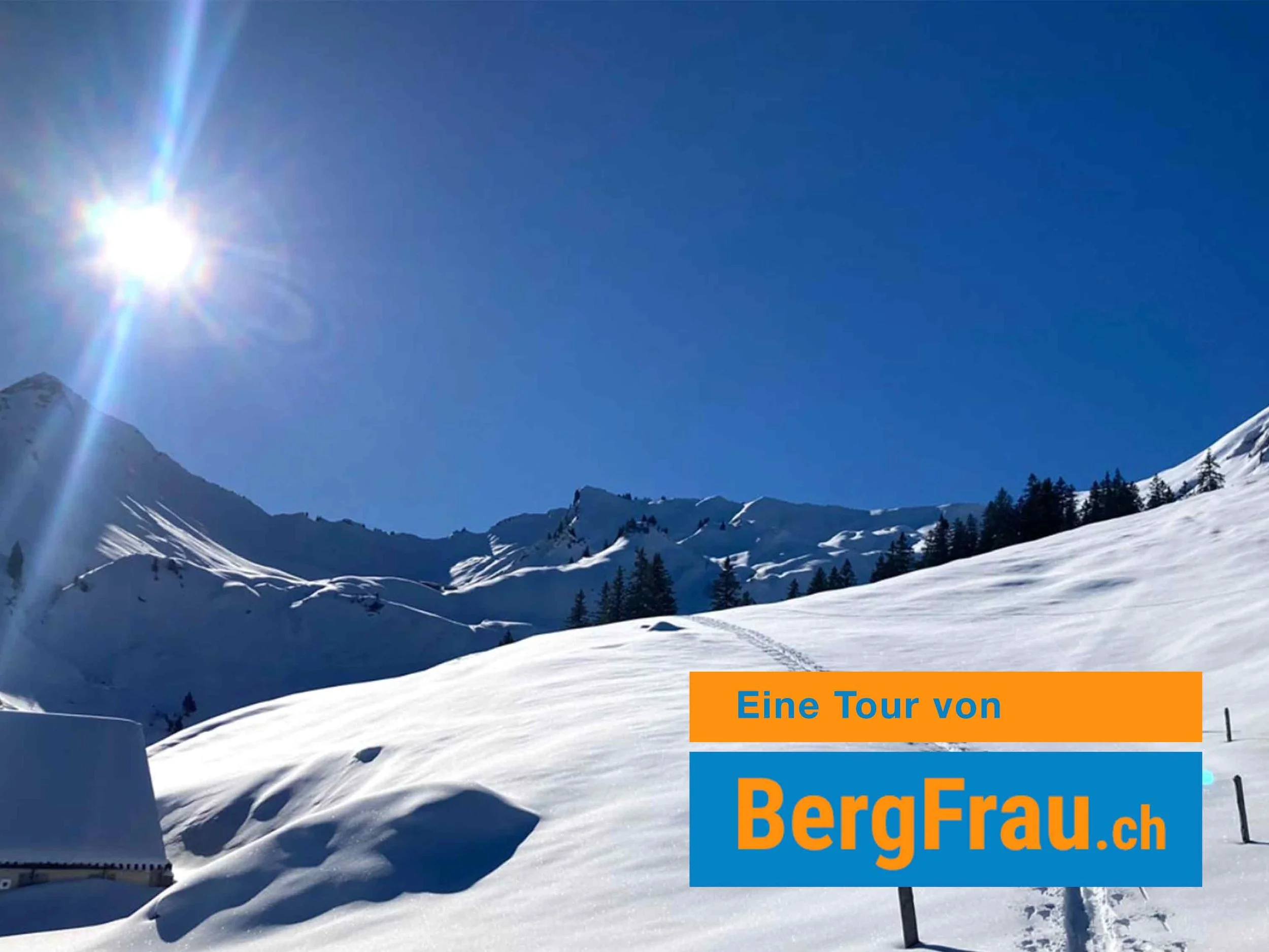 Schneebedeckte Berge mit Wolken und blauem Himmel, ein Ausschnitt einer Winterlandschaft in den Bergen.