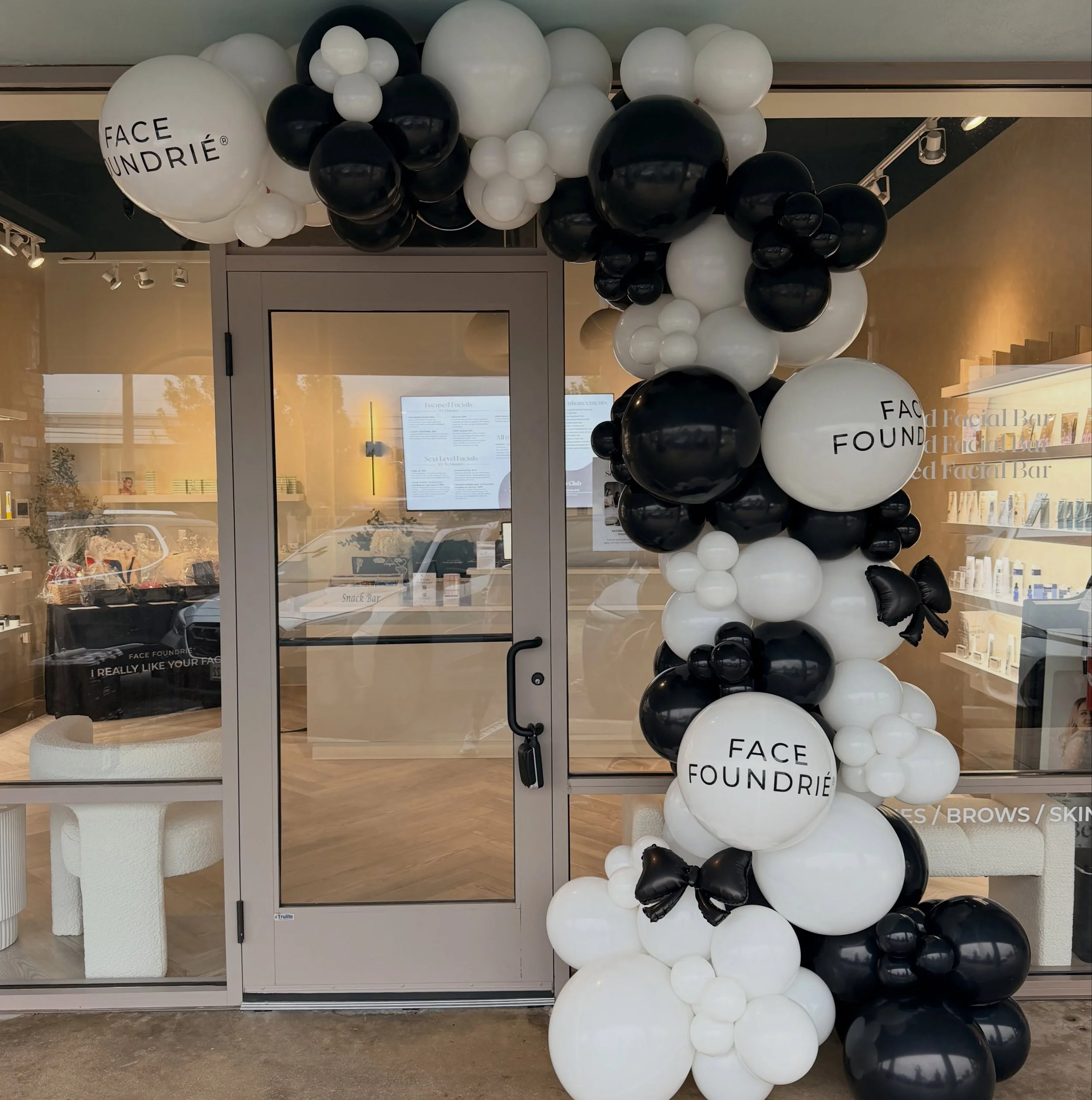 A grand reopening calls for a grand entrance. 🖤🤍

Loved creating this custom installation for FACE FOUNDRI&Eacute; Tarrytown, complete with branded balloons and the cutest black bow details.

Thank you @austin.facefoundrie for trusting 512BalloonMo