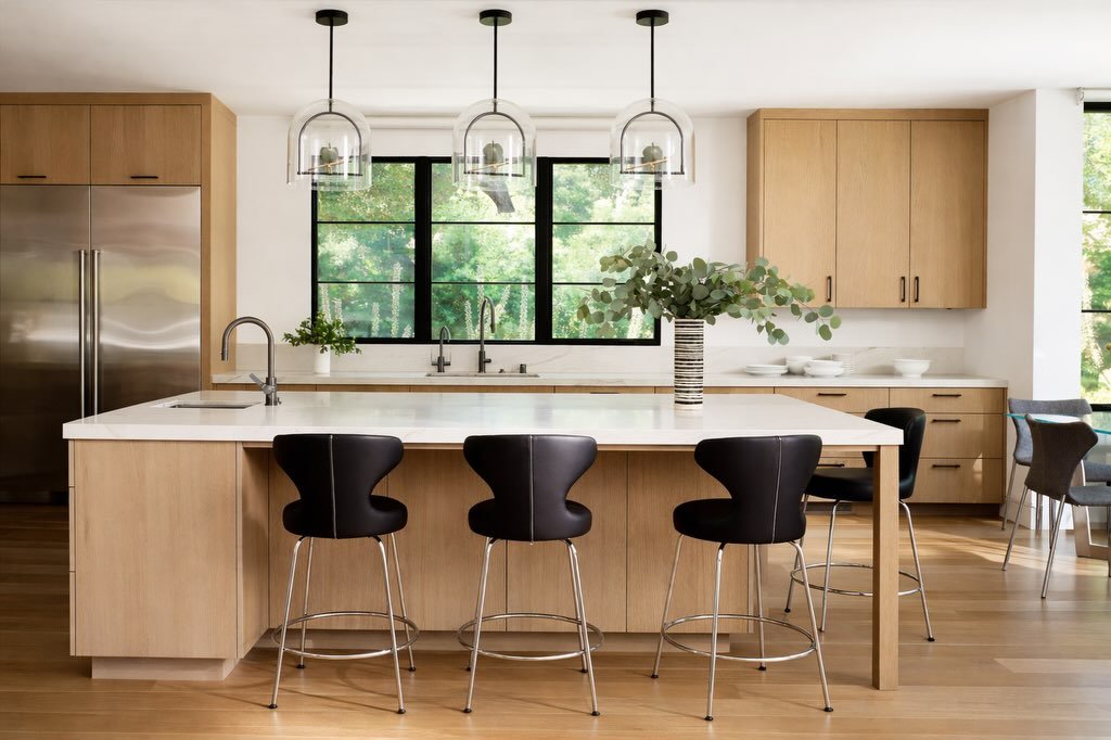 Clean lines. Warm tones. Intentional details.
From kitchen to bar, these spaces are designed to feel as good as they look.

layered, refined, effortless.

Builder @mjkhomesinc mjkhomesinc 
Architect @sdgarchitecture 
Designer @klinteriors 
Flooring @