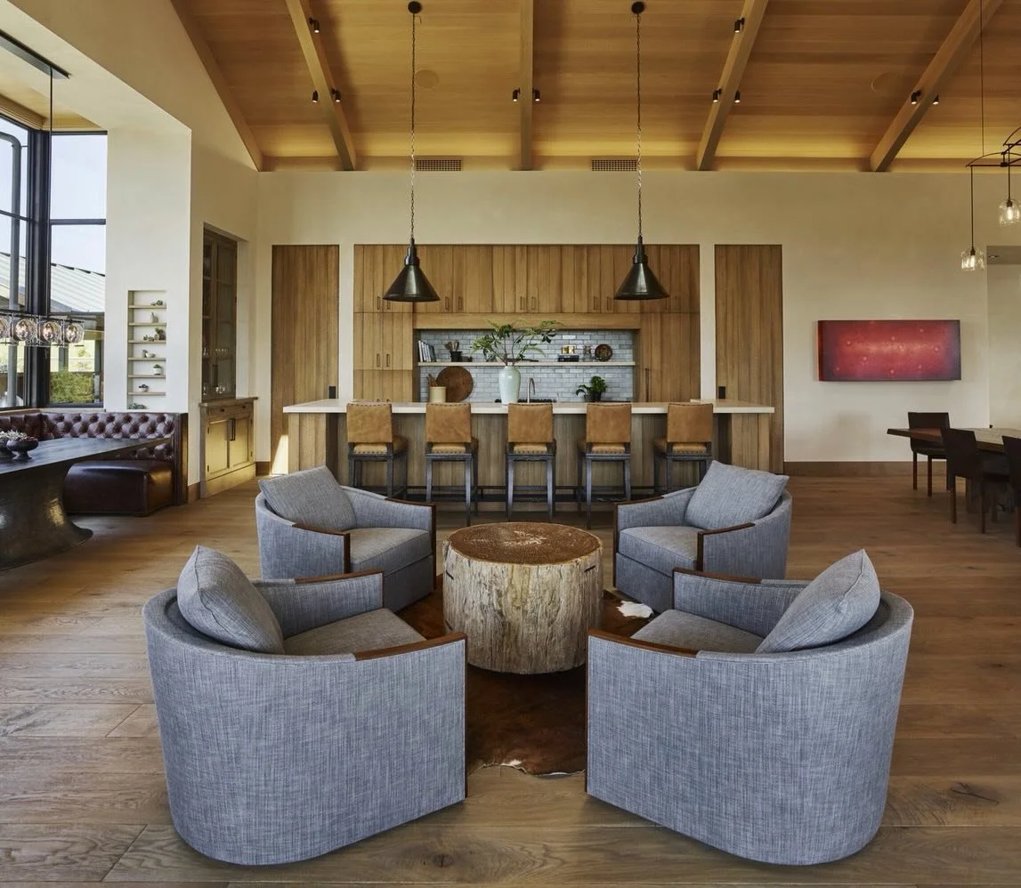 A space where every material speaks the same language.
Warm wide-plank oak floors, natural wood cabinetry, and exposed beams creating a calm, layered palette that feels both modern and timeless.
Projects like this are a reminder that the right floori