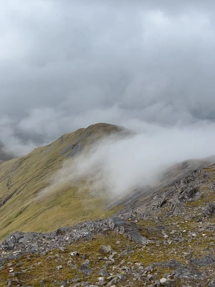 These two gents from Dublin made their way over to Connemara. To enjoy the views of Binn Bhan, Binn Fraoigh, Gleann Eidhneach and Gleann Chorabeth. Lovely day out, with some dramatic cloud roll ins along the way #biblical #connemaranationalpark #wesh