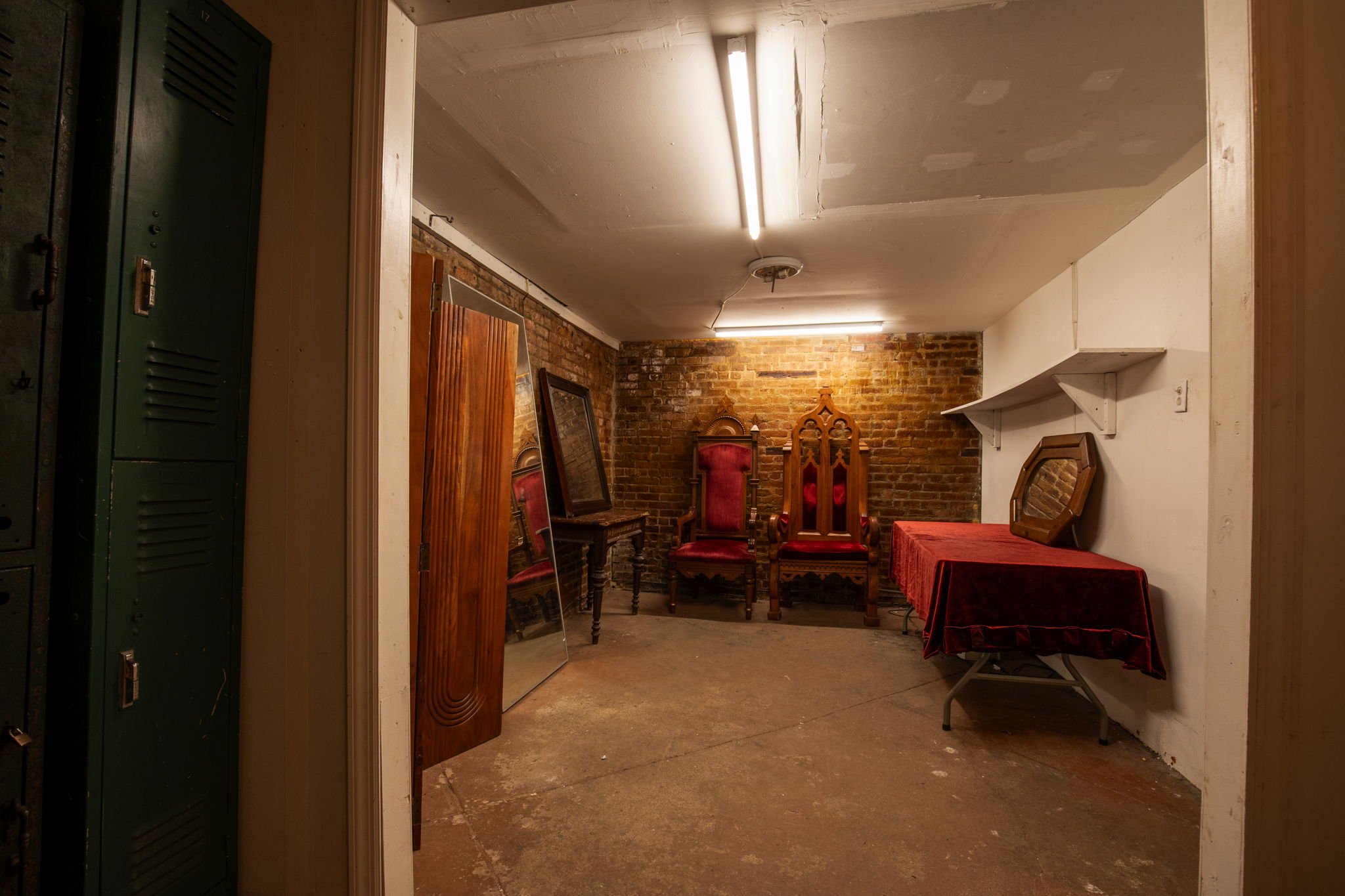backstage-thrones-mirrors-brick.jpg