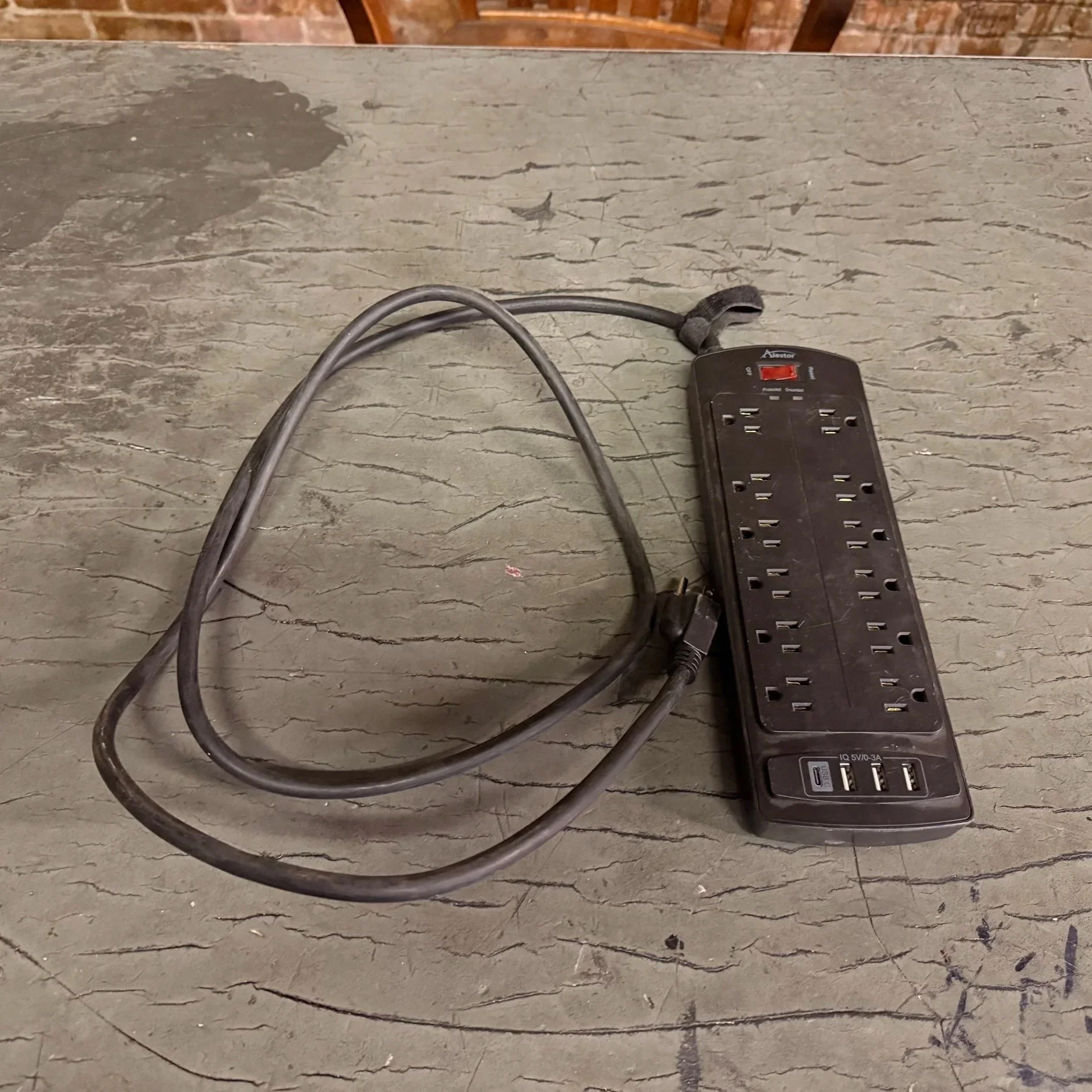 Power strip / surge protector