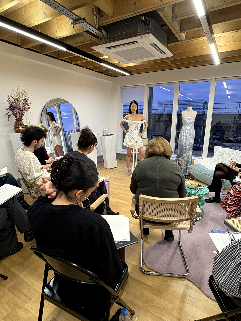 🎨 Clothed Life Drawing Session with a Live Model at my studio! Saturday 24 January 10-1pm 👗✏️