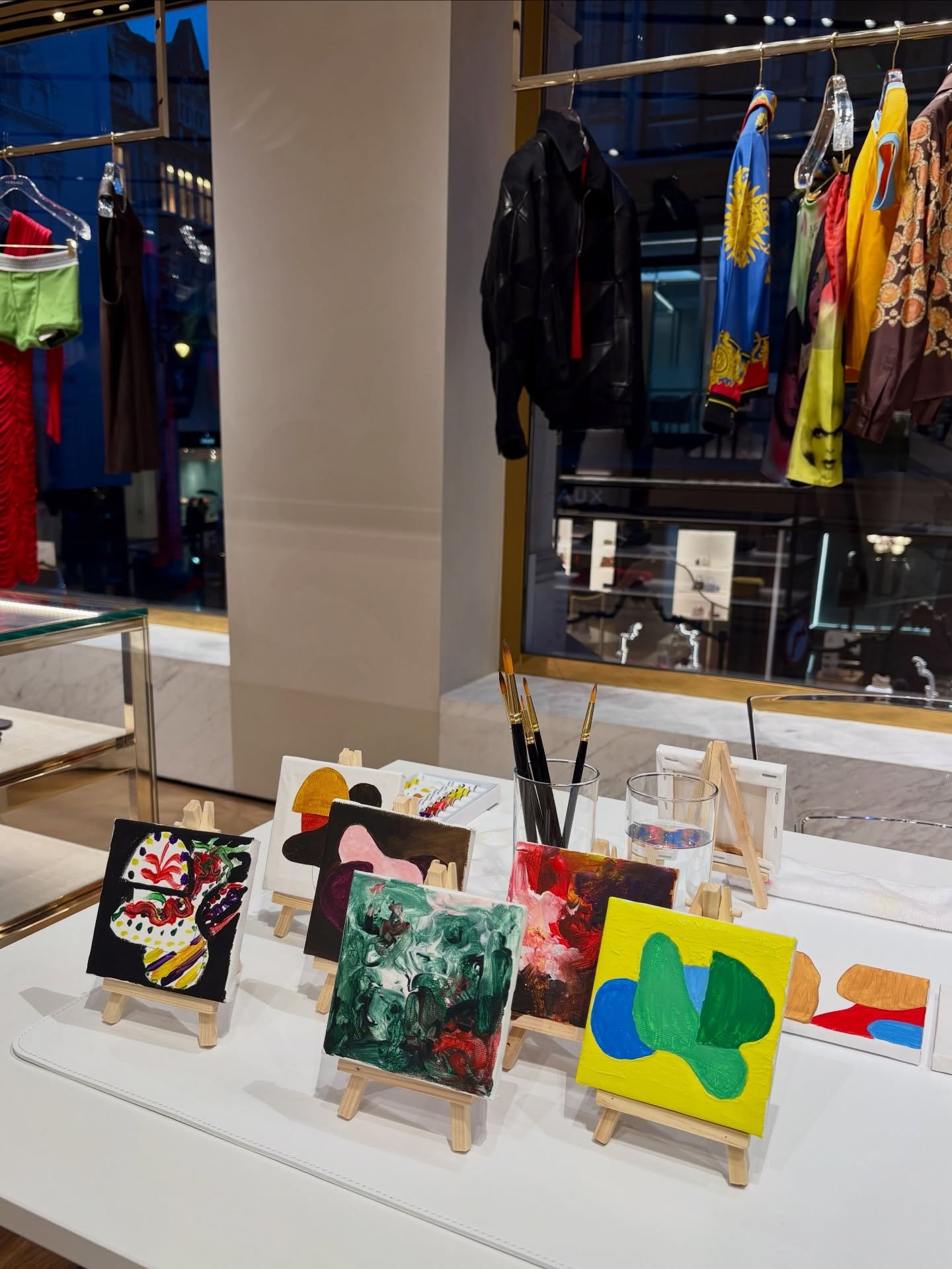 What a dream come true to host a workshop with @versace ! Abstract paintings by clients inspired by the new collection drop by @pieter_mulier as creative director 💓 Thank you for having me and as always @lipstick_agency 💫
.
.
.
.
.
.
.
#LiveArtExpe