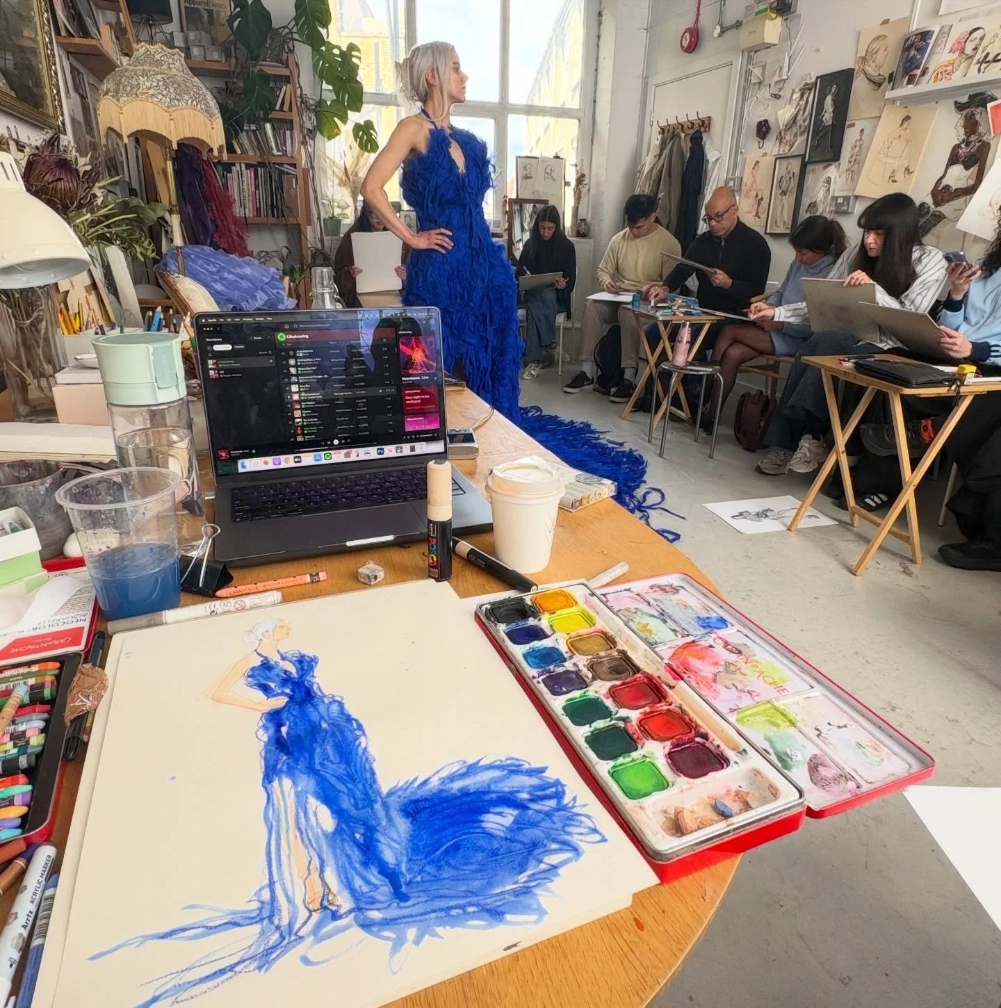 Love Saturday mornings 💙#lifedrawing session at my studio - Join the next one 11 April 10-1pm (link in bio) thank you @rosesolurifox modelling and gorgeous outfits from @karinabondlondon 🤍
