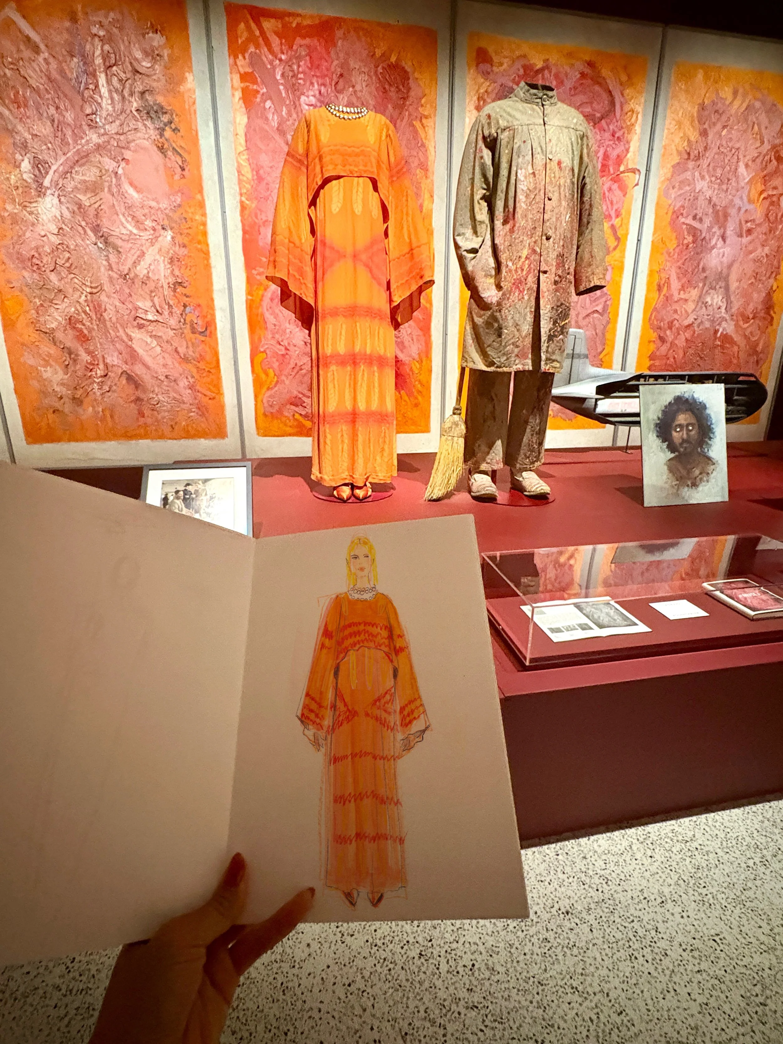 Loved this exhibition! Wes Anderson at the @designmuseum 🦊 I had to do some sketches of the beautiful costumes.  The level of detail is unreal 👏🏻 Made me want to rewatch some of the films. #observationaldrawing
