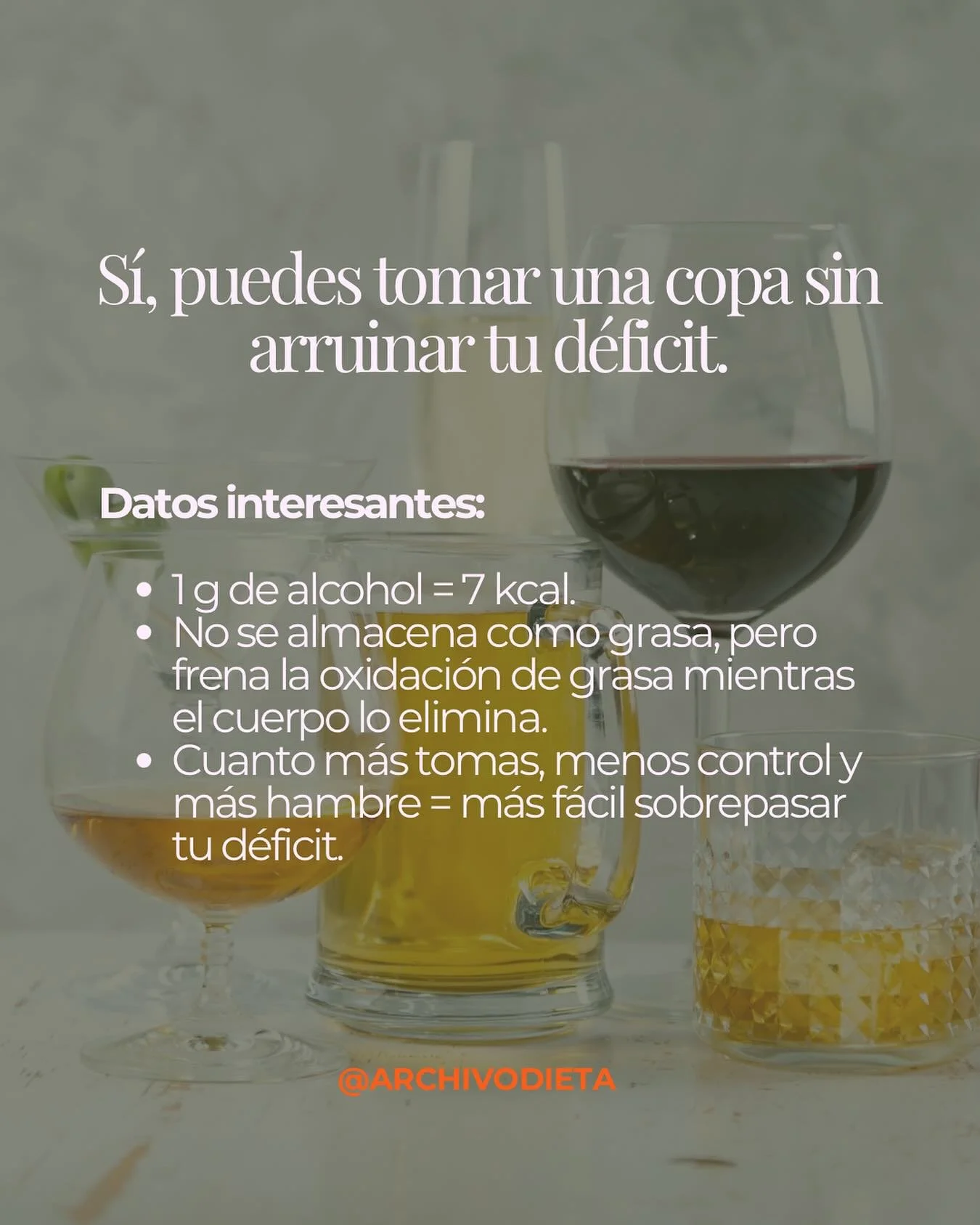 Disclaimer: todo exceso cal&oacute;rico se almacena como tejido adiposo (grasa), aunque el alcohol se metaboliza diferente, las calor&iacute;as de tu copa de vino tambi&eacute;n cuentan.

El alcohol no se &ldquo;proh&iacute;be&rdquo;, se gestiona. Lo