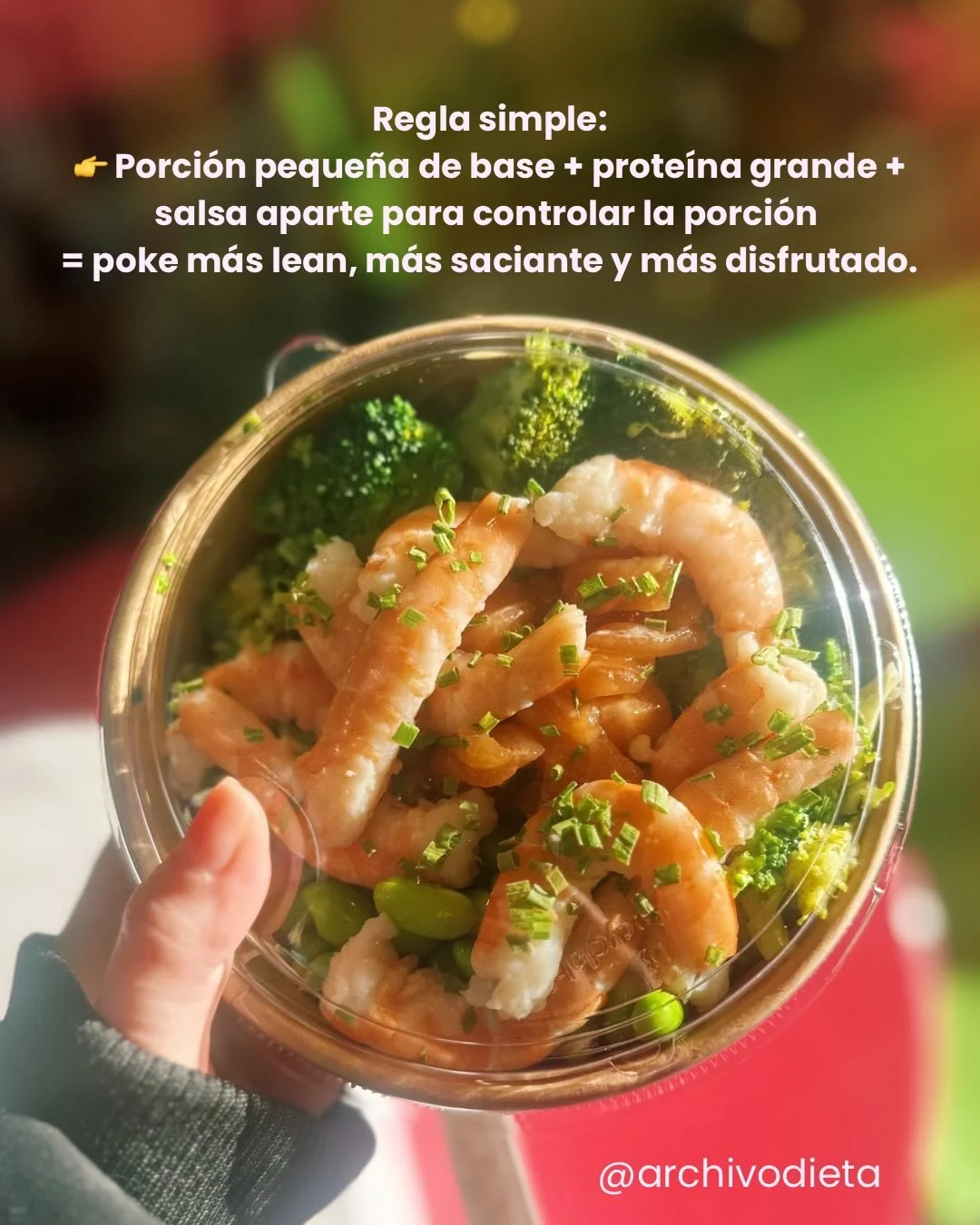 Disclaimer: al comer fuera siempre es m&aacute;s dif&iacute;cil de controlar calor&iacute;as. No sabes cu&aacute;nto aceite usan, ni qu&eacute; tan cargados van los condimentos. Pero estos tips te ayudan a mantener tu poke m&aacute;s lean, alto en pr