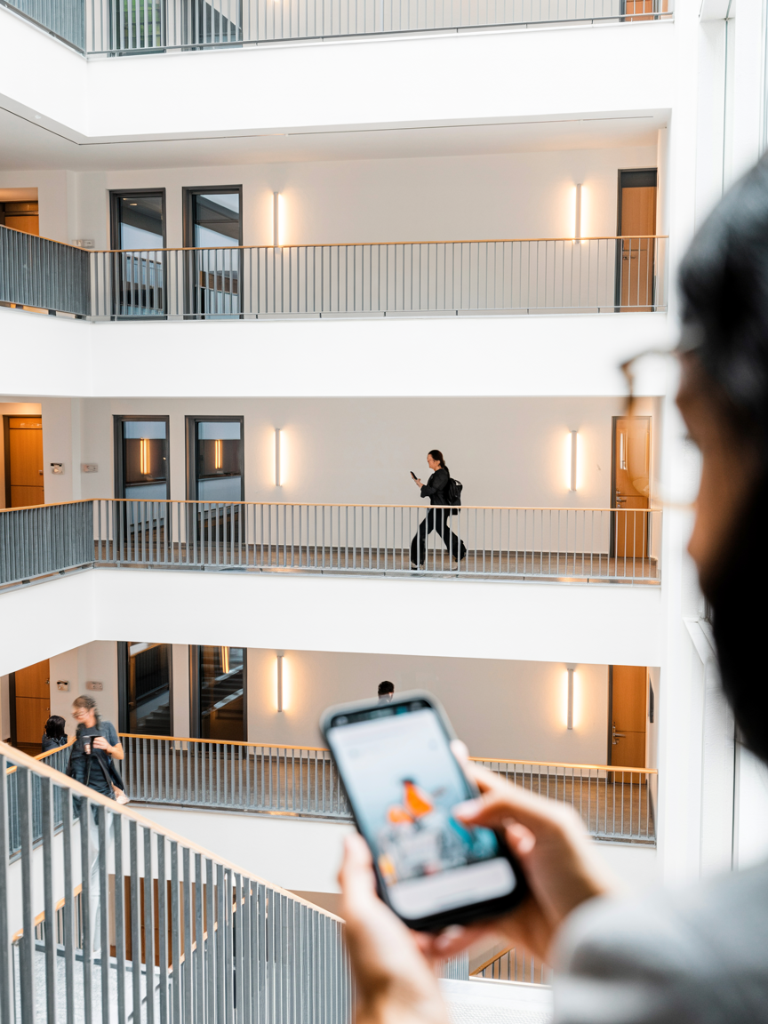 LED-Beleuchtung Büro & Verwaltungsgebäude Schweiz – helle, moderne Flurbeleuchtung für öffentliche Gebäude