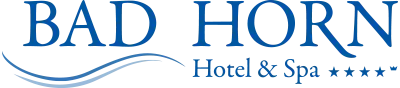 Logo des Hotels Bad Horn mit blauer Schrift und Wellenlinien