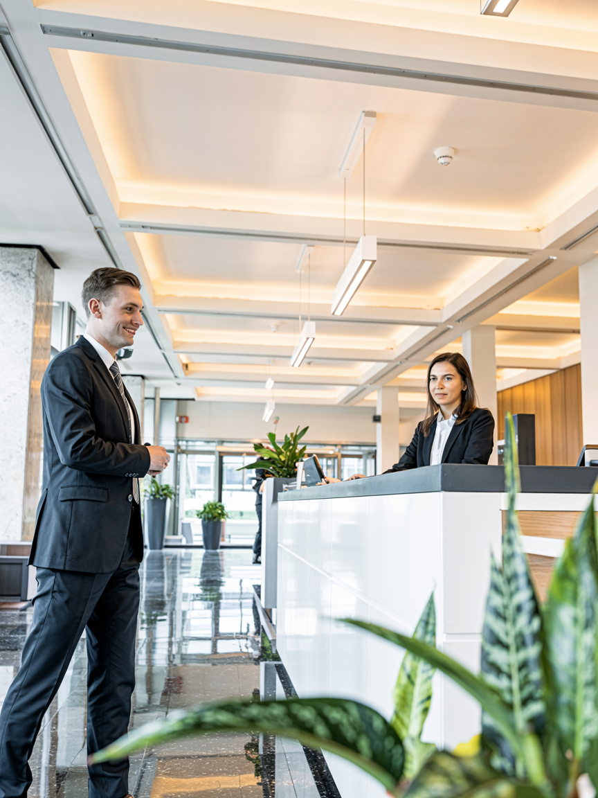 LED-Beleuchtung Hotel & Empfangsbereich Schweiz – einladendes, energieeffizientes Licht für Hotellerie und Rezeptionen